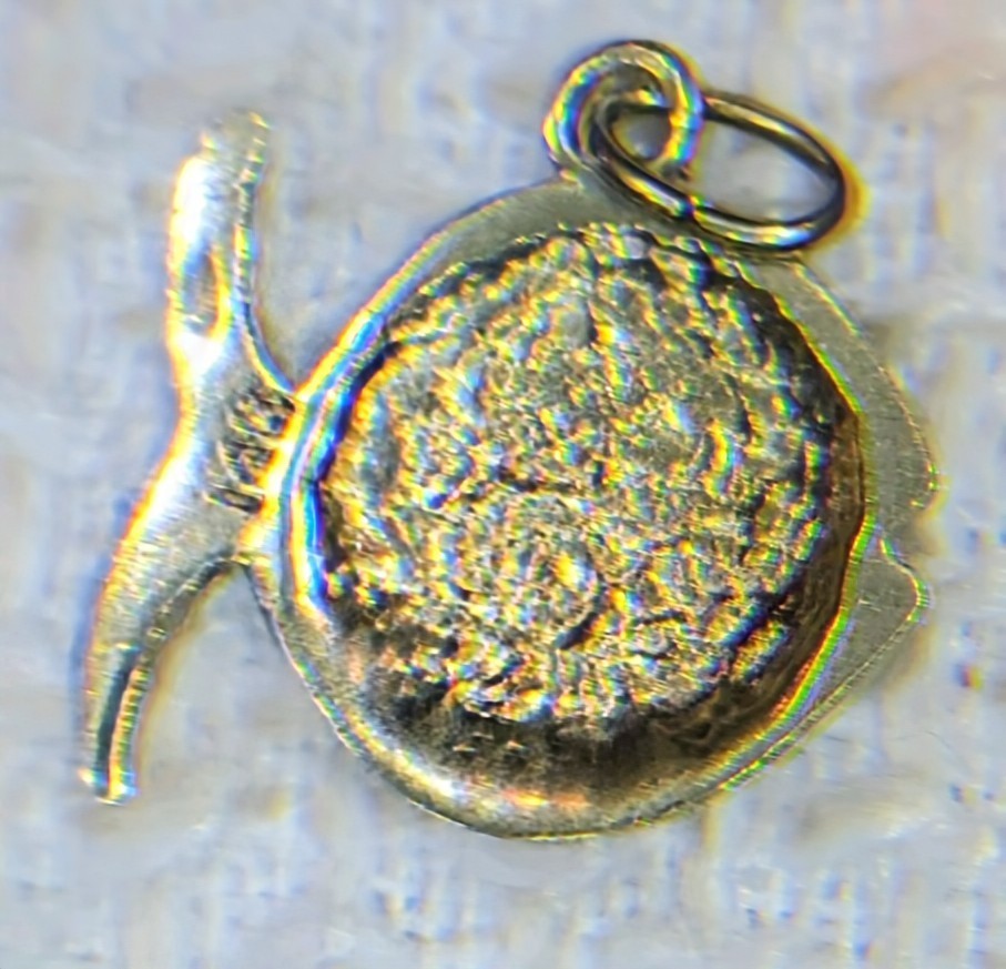 14K Yellow Gold Fish Pendant Charm 2.1 Grams Solid Textured Fine Estate Jewelry