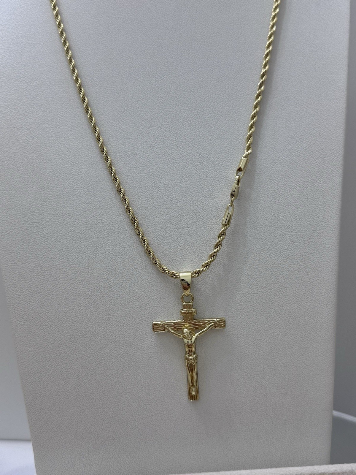 Twisted chain with 14k laminated charm high quality