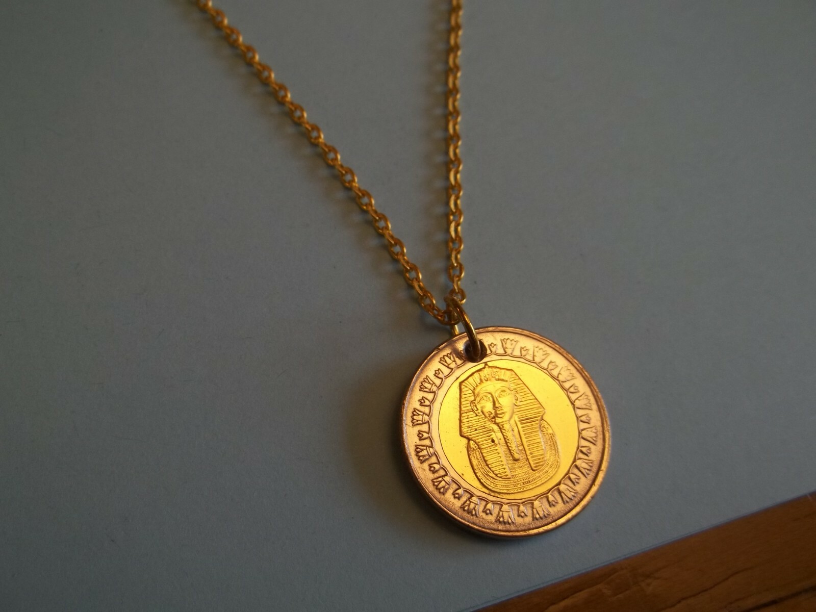 ONE POUND COIN – EGYPT – TUTANKHAMUN’S MASK – GOLD PENDANT NECKLACE