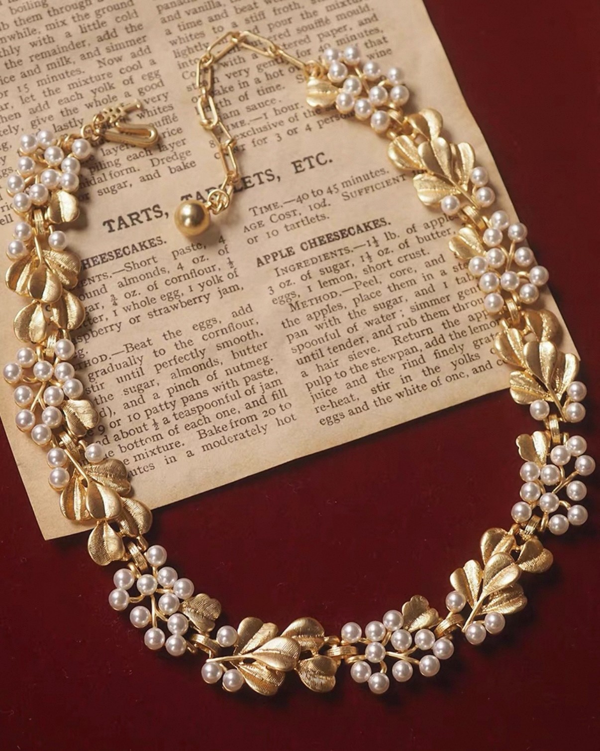 Vintage Style Gold Leaf Pearl Necklace – Elegant Statement Jewelry