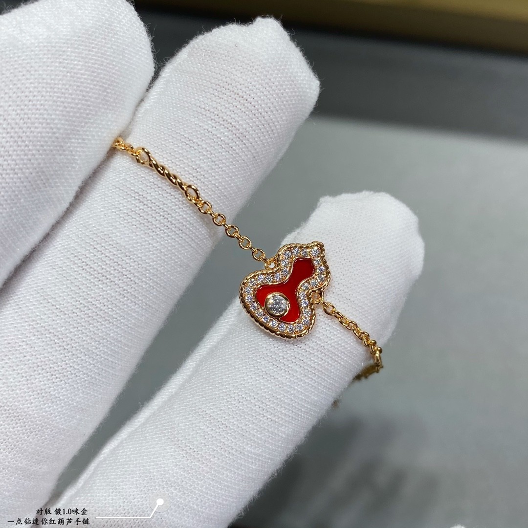 Qeelin Wulu Bracelet in 18K rose gold with diamonds and red agate