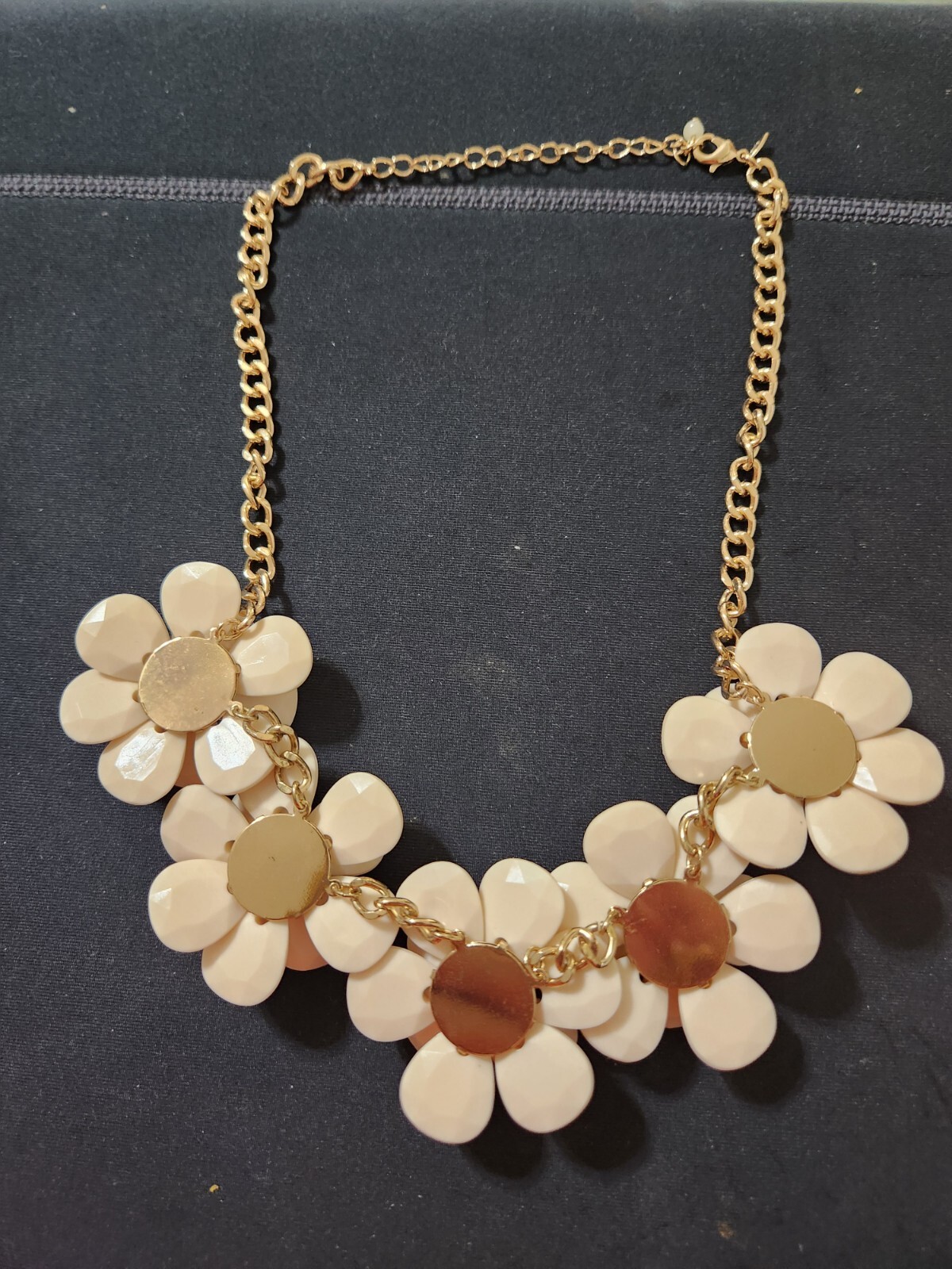 Merona Flower Sratement Necklace Cream Color Flowers Rhinestone Centers 18″ Vtg