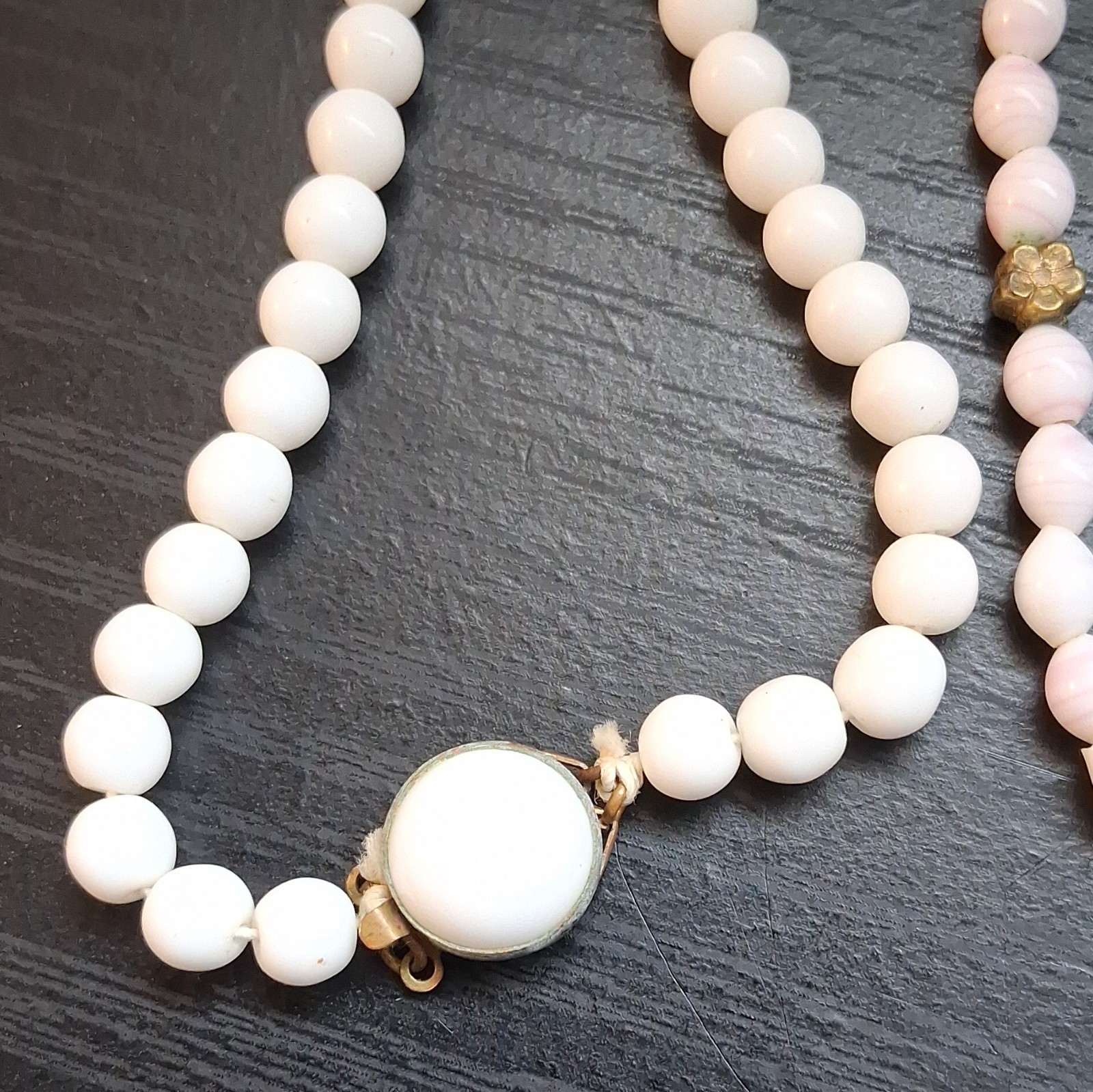 White Glass Ball/Bead Beaded Necklace Round Clasp No Stone Undated
