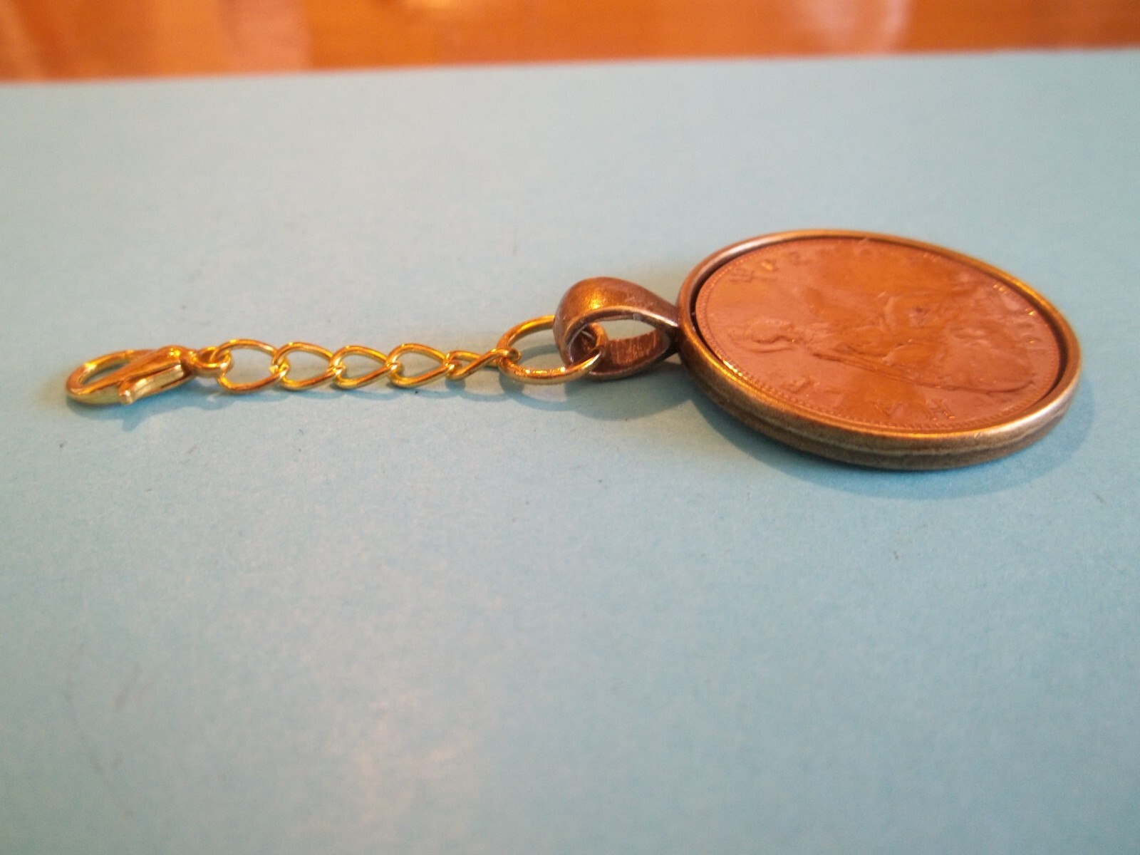 HALF PENNY COIN – BRITANNIA BRONZE CASED PENDANT / CHARM – 1917 to 1936