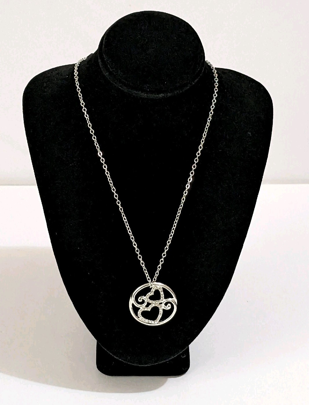 Intertwined Rhinestone Hearts Pendant Silver Tone Necklace. 18″. Modern.