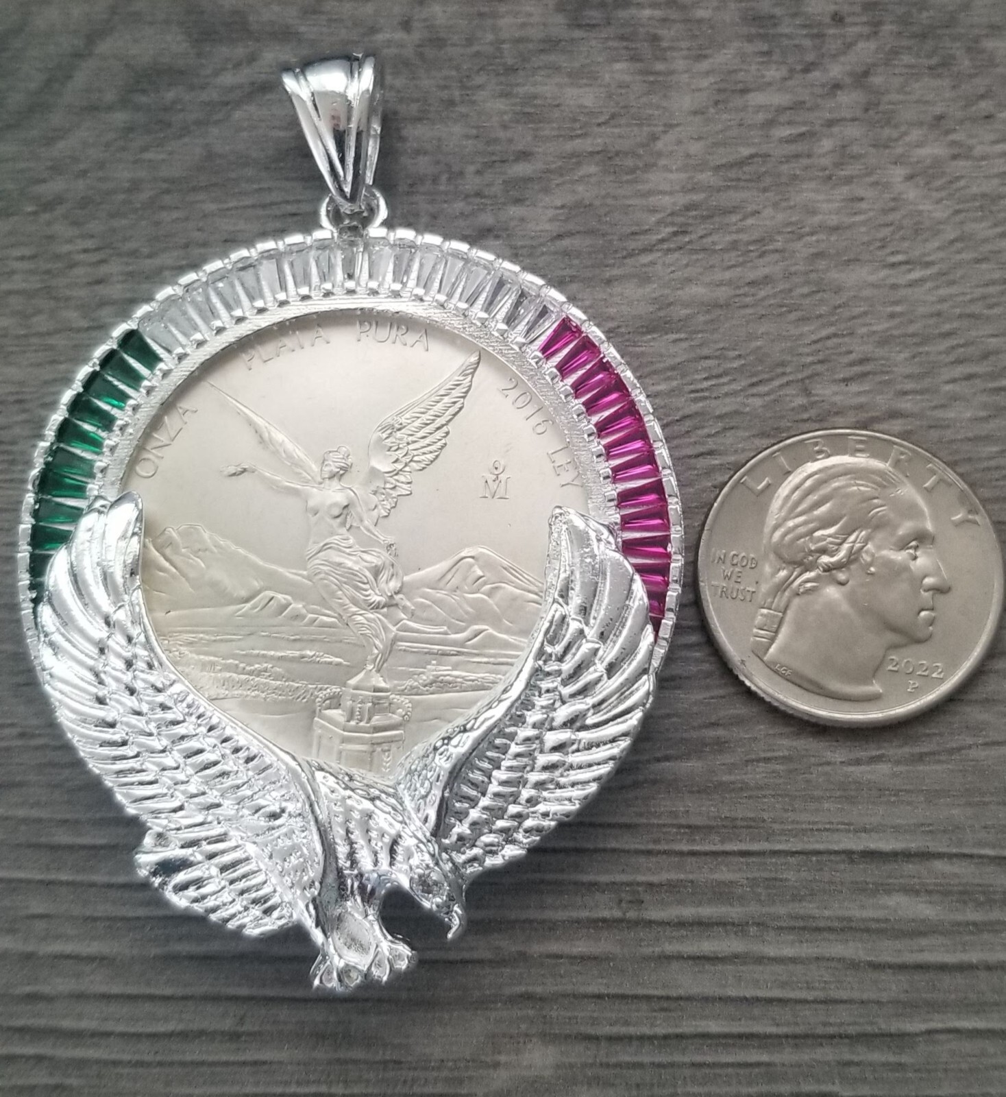 bizel con aguila y zirconia verde blanca y roja y moneda 1 OZ plata 925