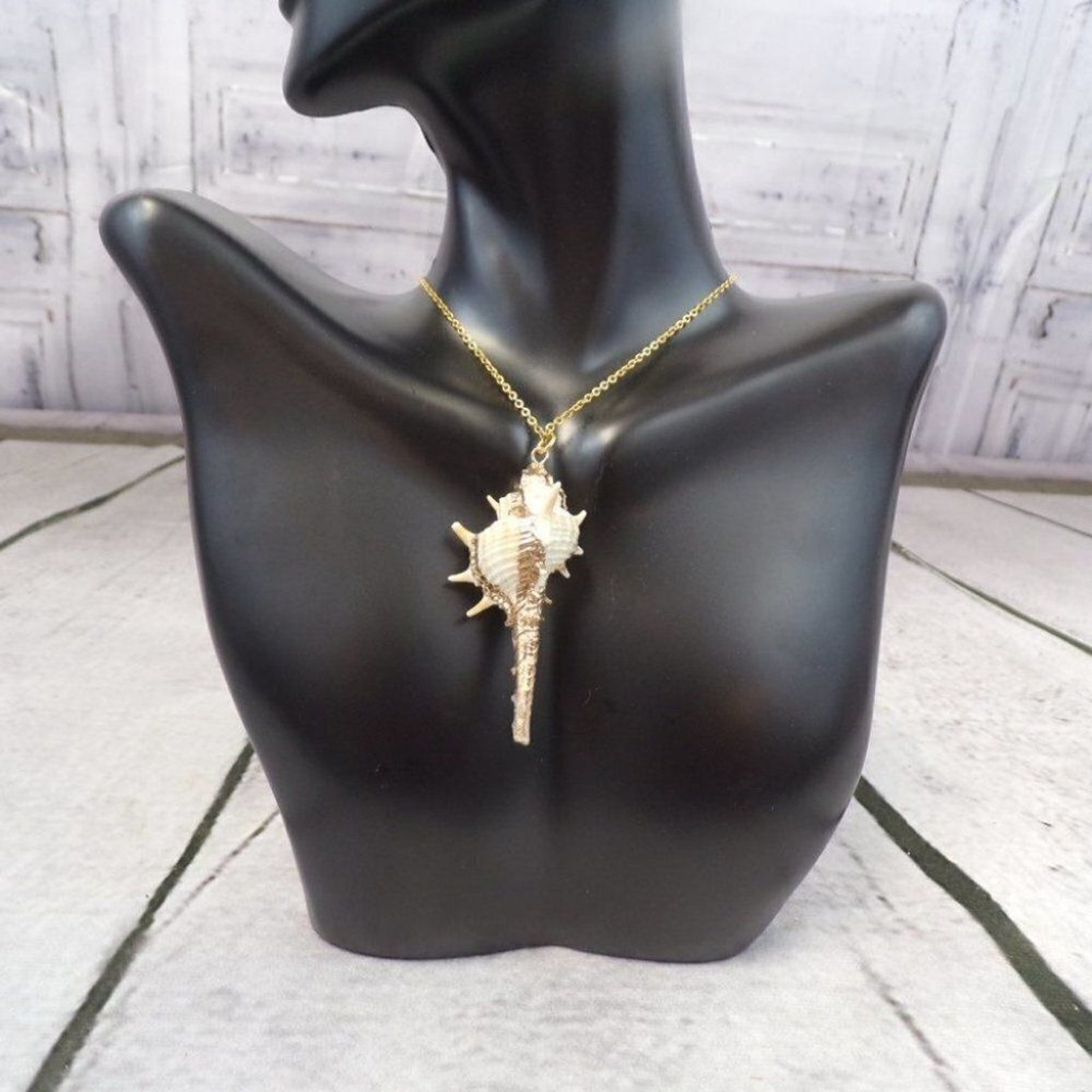Gold-Dipped Spiked Conch Shell Pendant Necklace – Cream/Gold – New