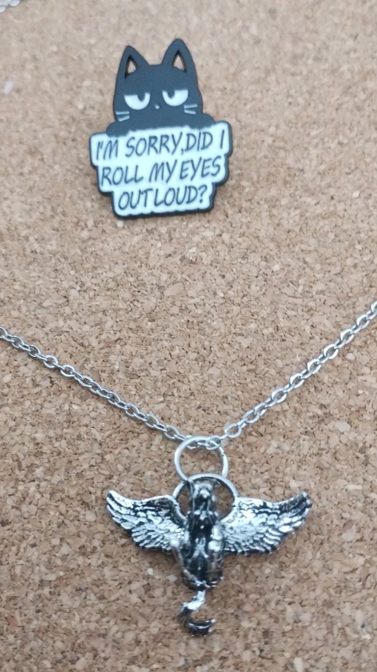 50cm Silver Toned Chain with A Flying Cat Pendant + Freebie. UK Seller (utd9)