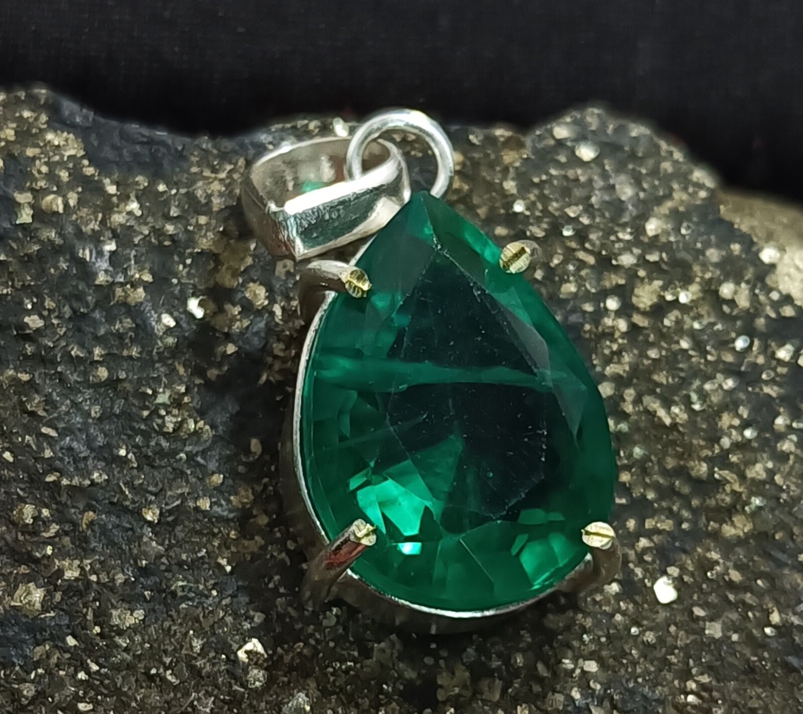 Certified 32.75 Ct Stunning Emerald 925 Solid Silver Pear Cut Pendant Gemstone