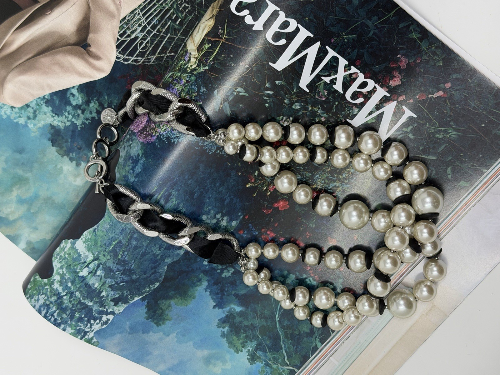 white house black market Faux pearl necklace Elegant Classic With Toggle Lock