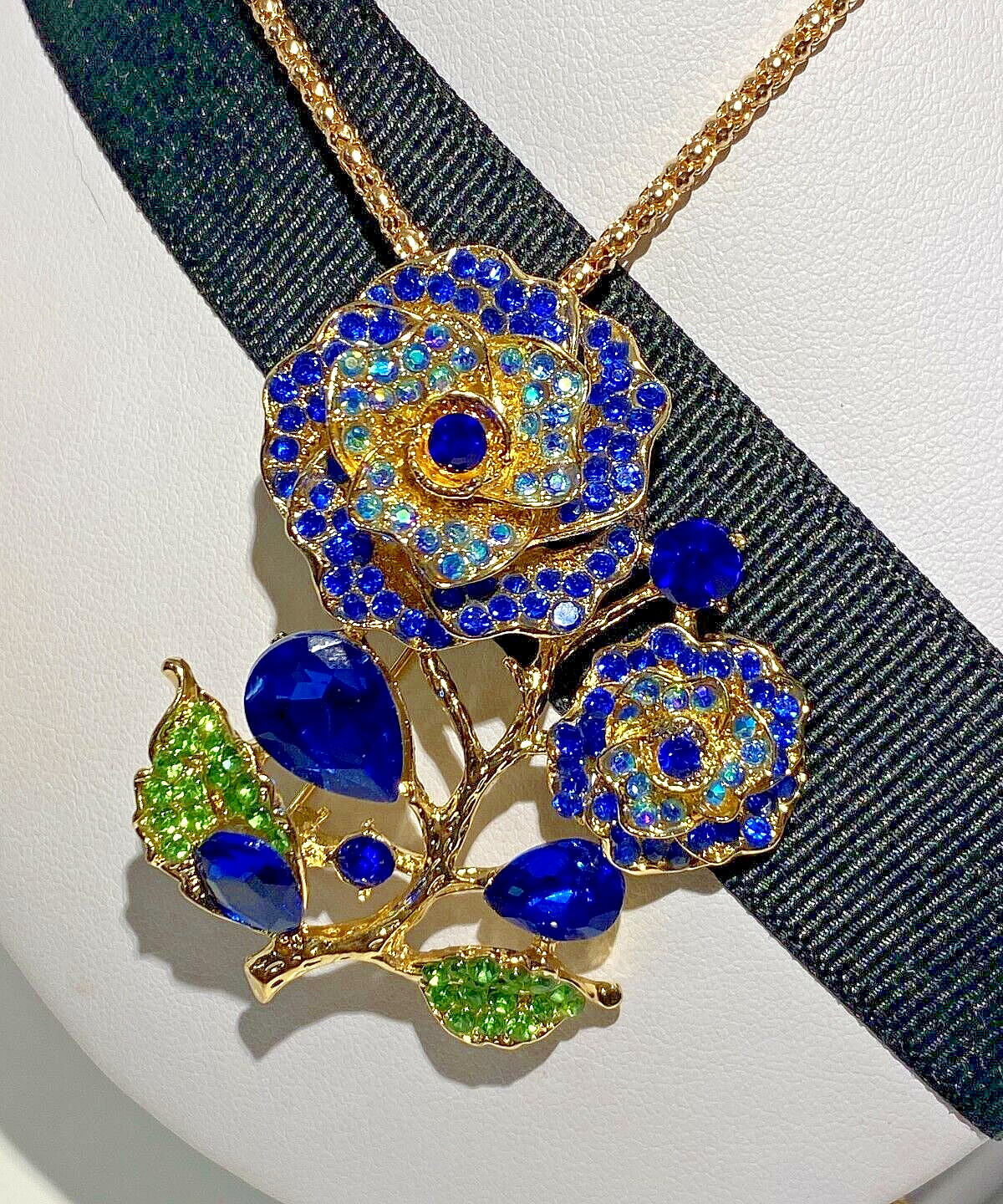 BETSEY JOHNSON TWO ROSES & BUDS MULTI COLOR BLUE & GREEN CRYSTALS PIN PENDANT