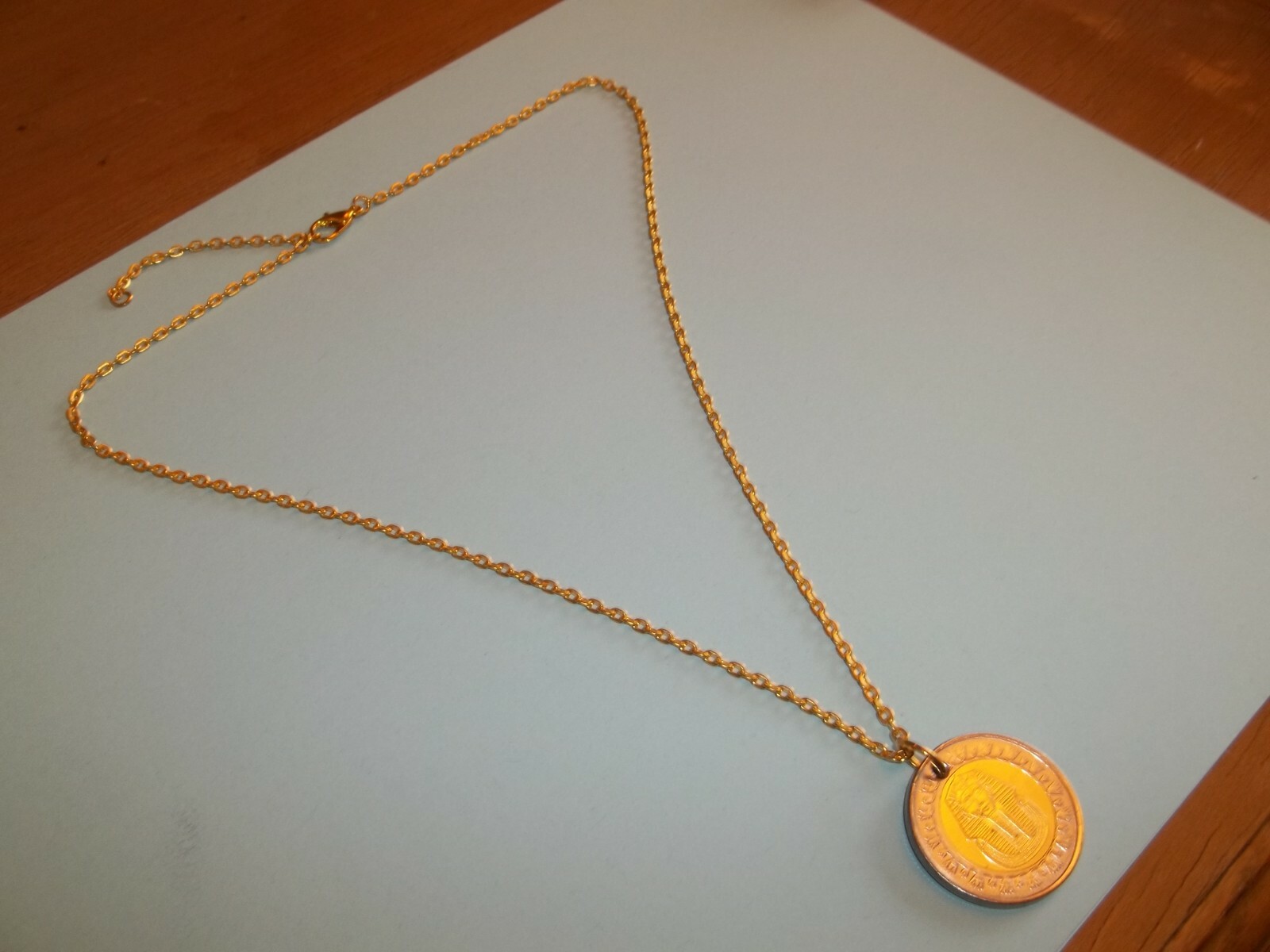 ONE POUND COIN – EGYPT – TUTANKHAMUN’S MASK – GOLD PENDANT NECKLACE