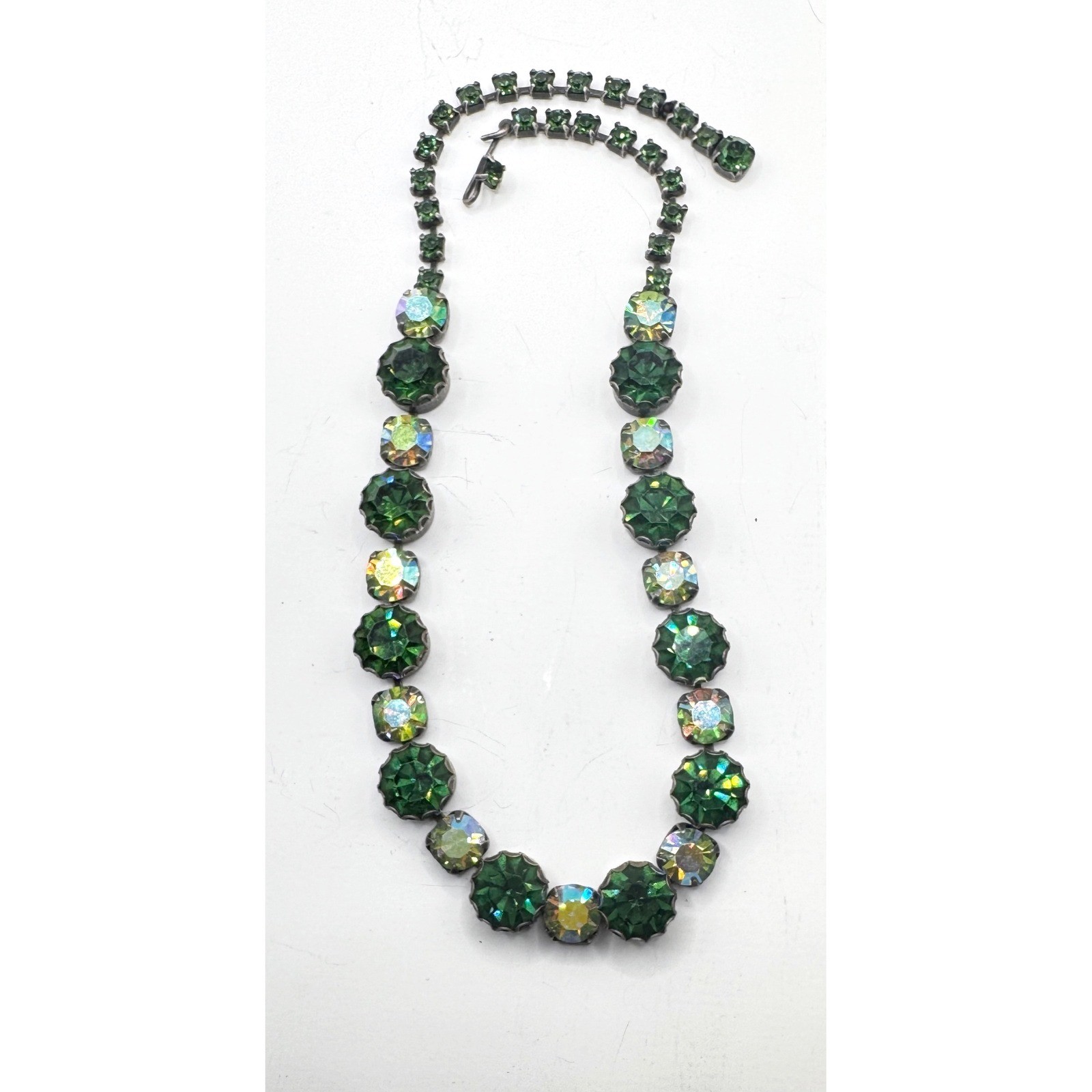Striking mix of deep emerald green chatons vintage inspired rivière design EUC