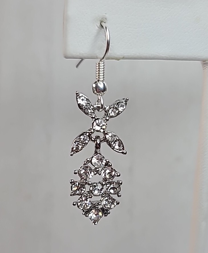 Womens Silver Toned 1.5 mm – 3 mm Rhinestone 15″ Chocker Set Earrings 1 1/2″