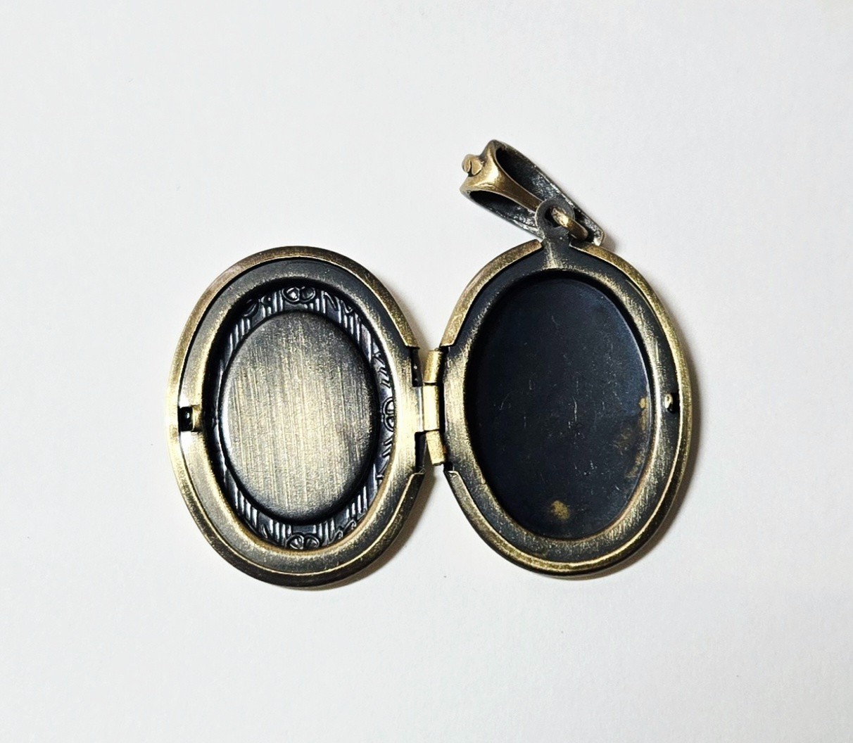 Red Cardinal Bird Oval Locket Pendant Necklace Vintage Brass Photo Keepsake Gift