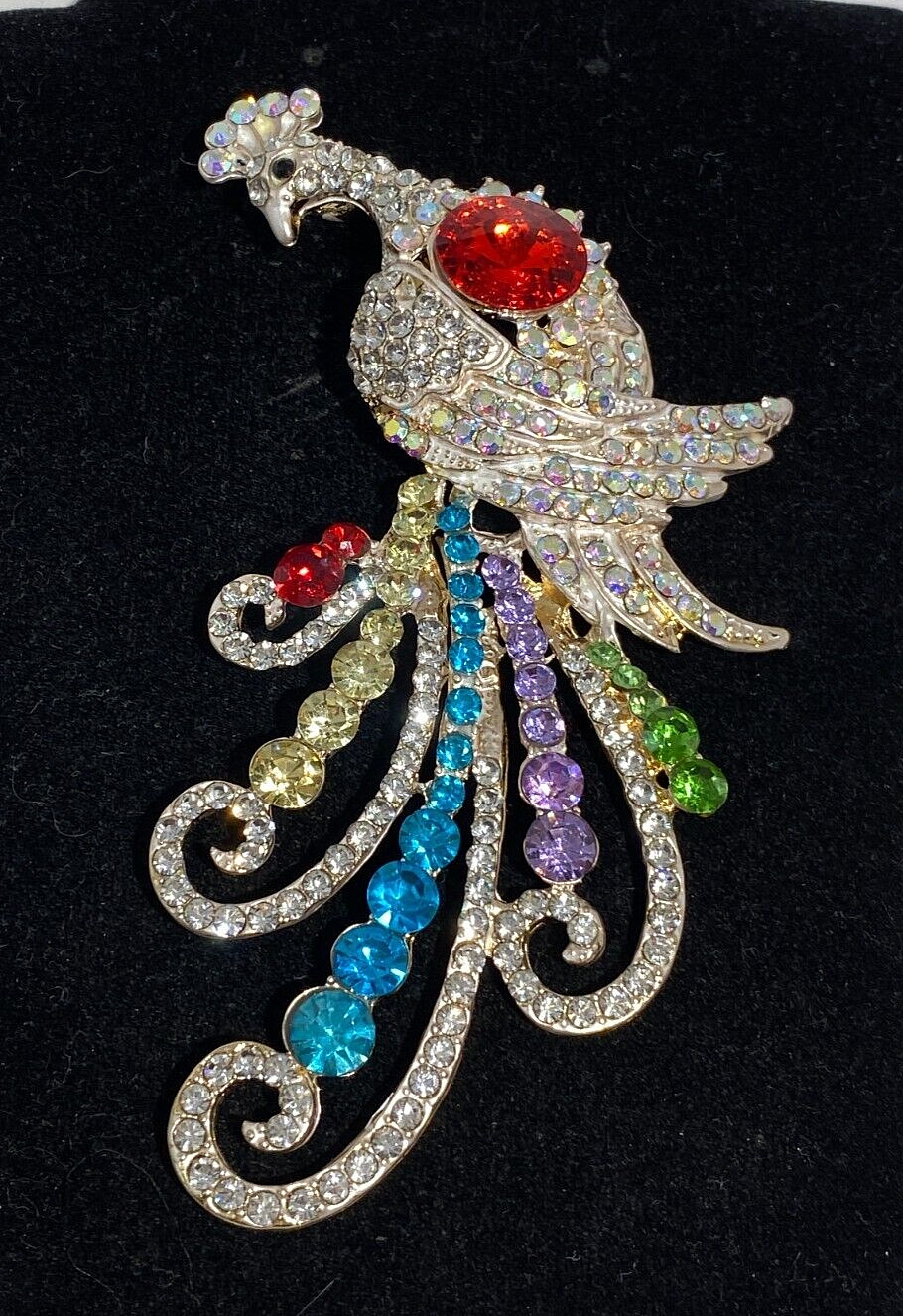 BETSEY JOHNSON GOLD PEACOCK MULTI COLOR CRYSTALS & RHINESTONES PIN PENDANT NECK