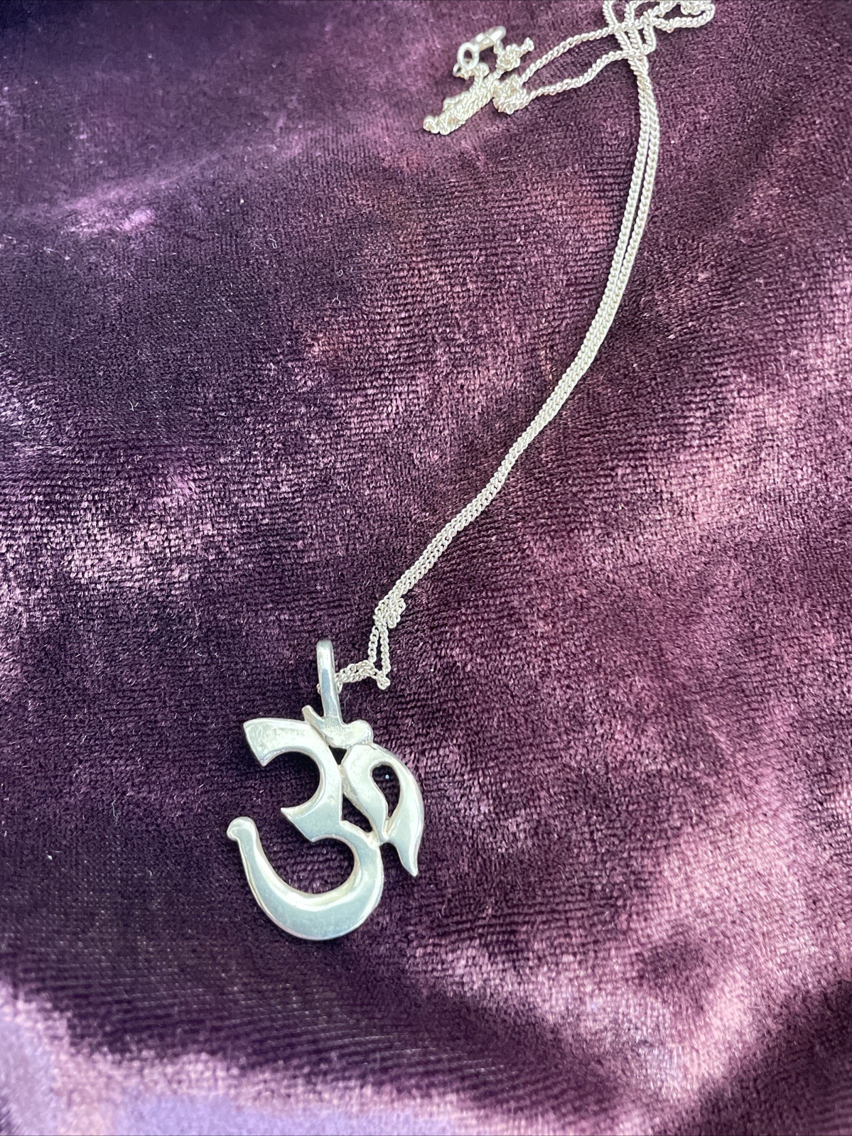 Sterling Silver Om Symbol Pendant Necklace – 46cm Chain – Yoga / Spiritual / Hin
