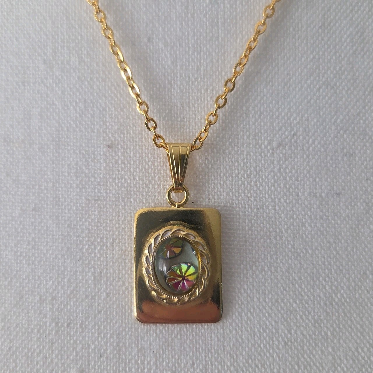Unworn Vintage Faux Gold Holographic Abstract 20x16mm Pendant 50cm Necklace