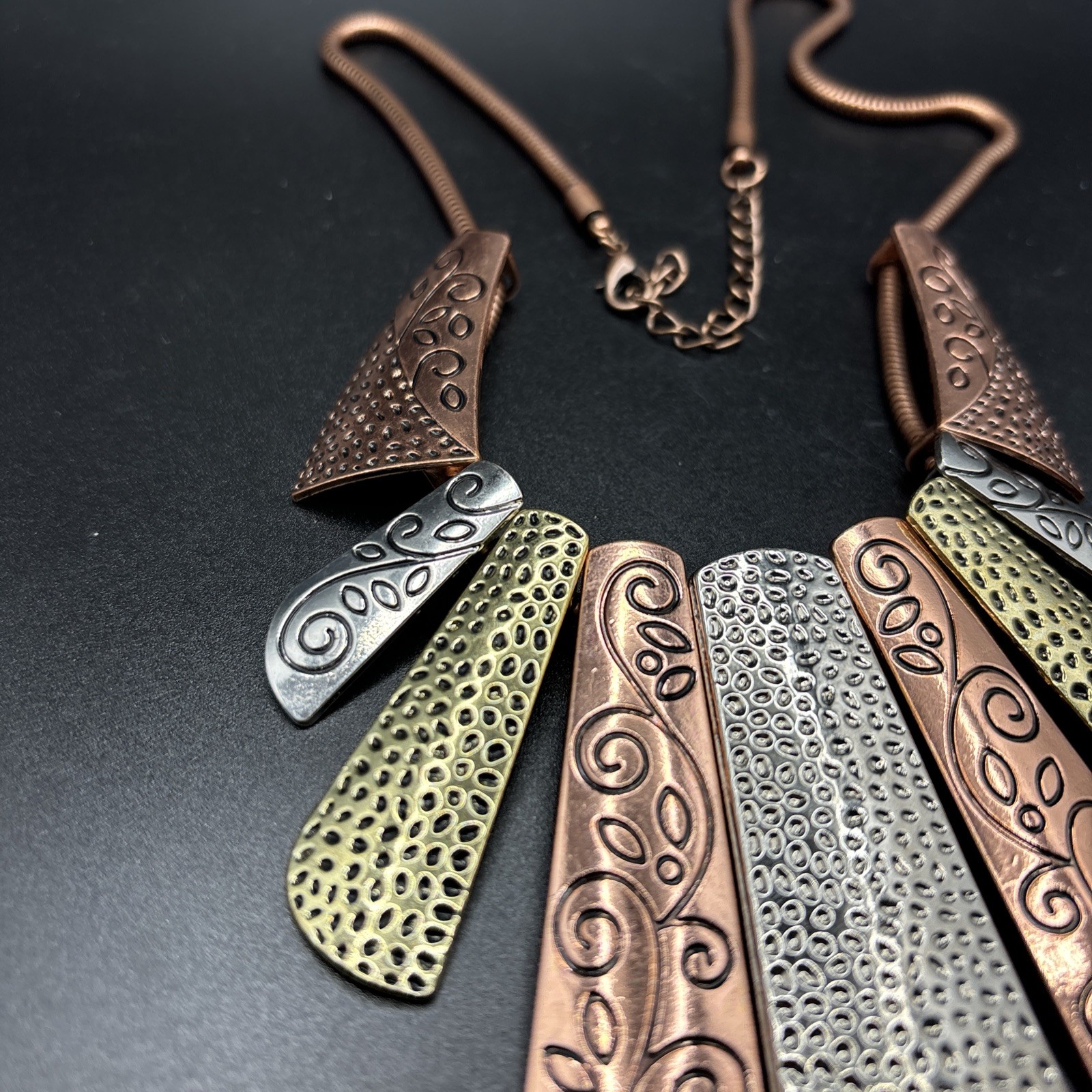 Multi Tone Hammered Metal Modernist Geometric Engraved Necklace Adjustable