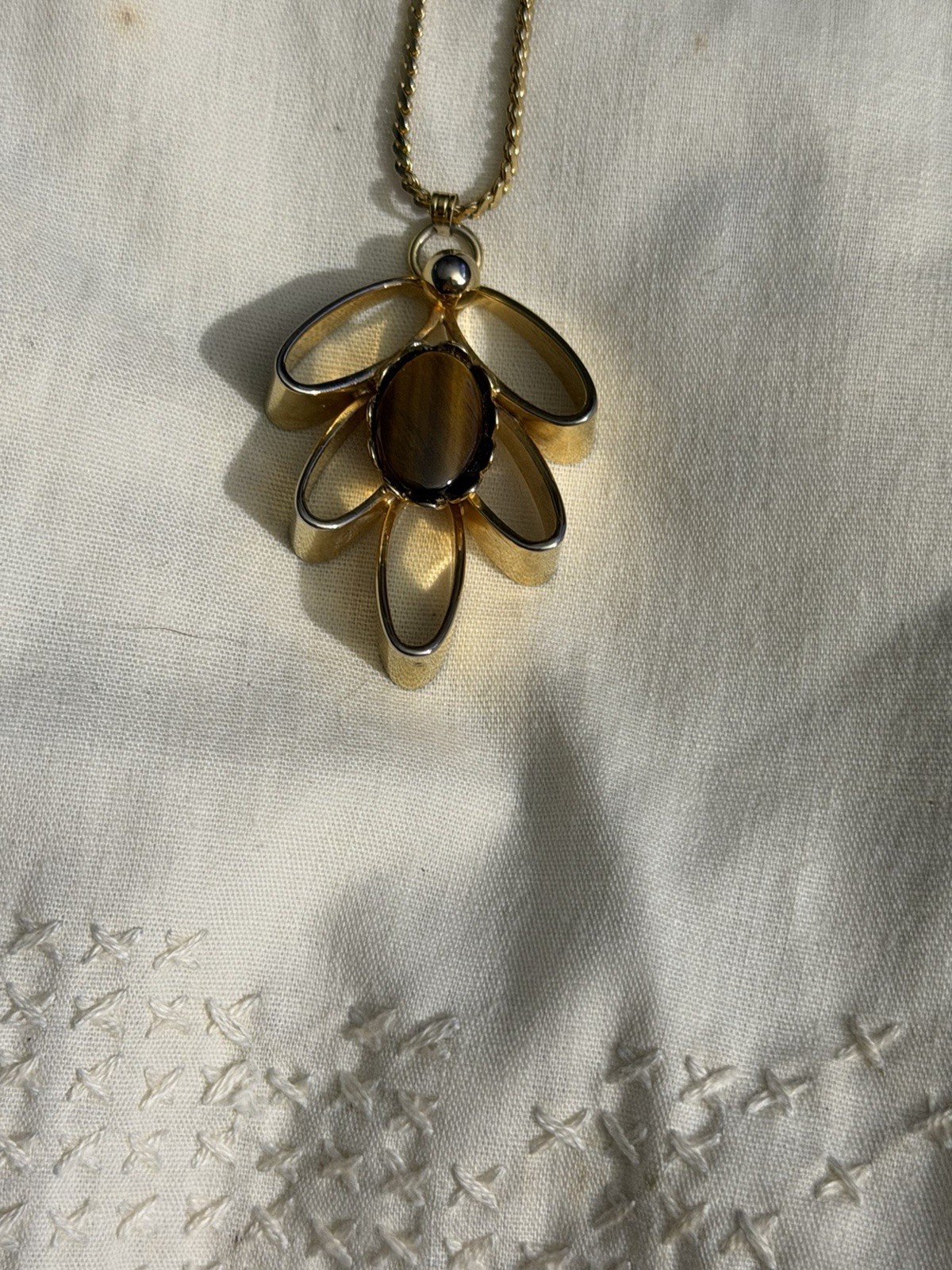 Vintage Gold Tone Tiger Eye Flower Pendant Necklace Retro Modernist 1970s