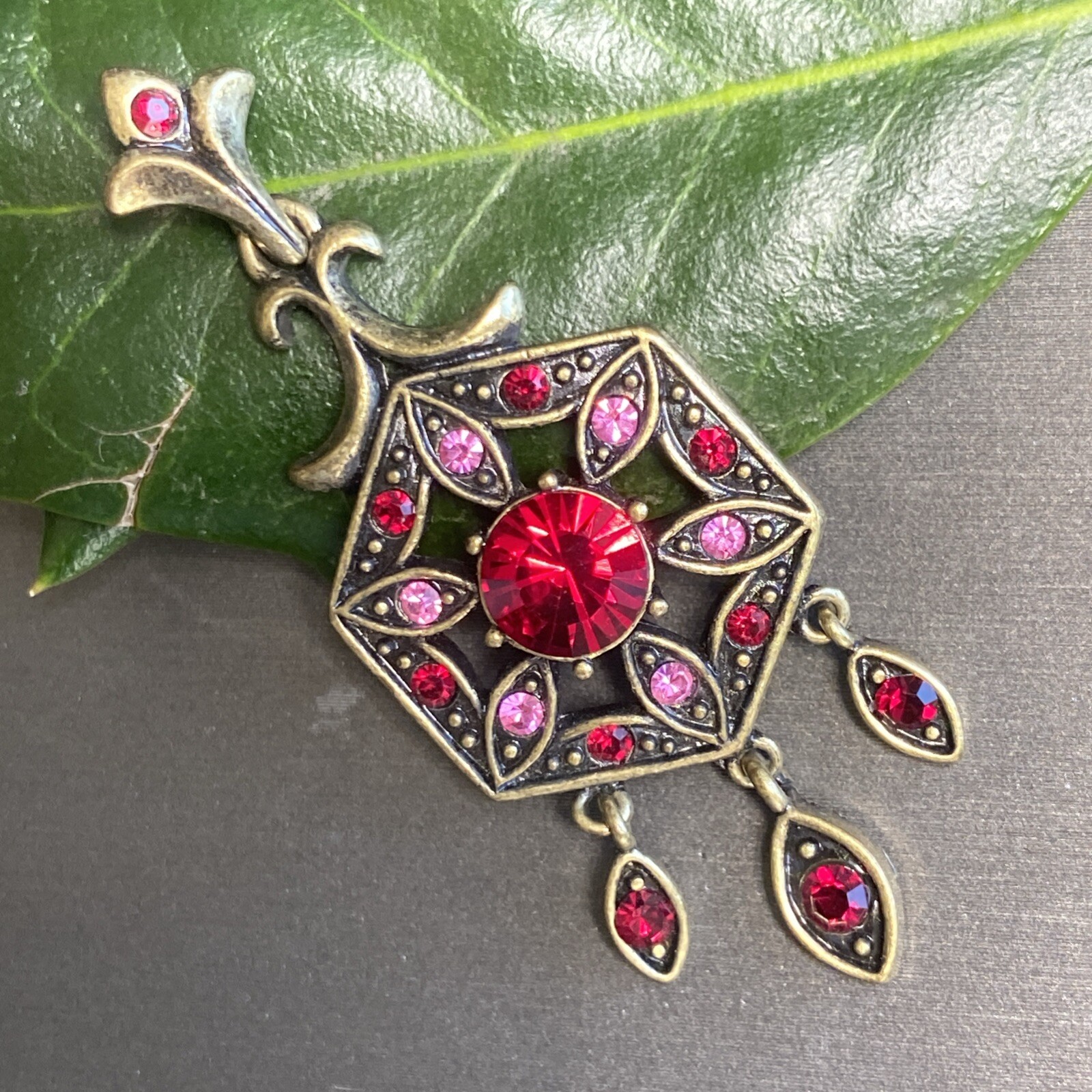 Vintage Pendant Estate Jewelry Pre-Owned Fleur-De-Lis Pink Art Glass Bronze