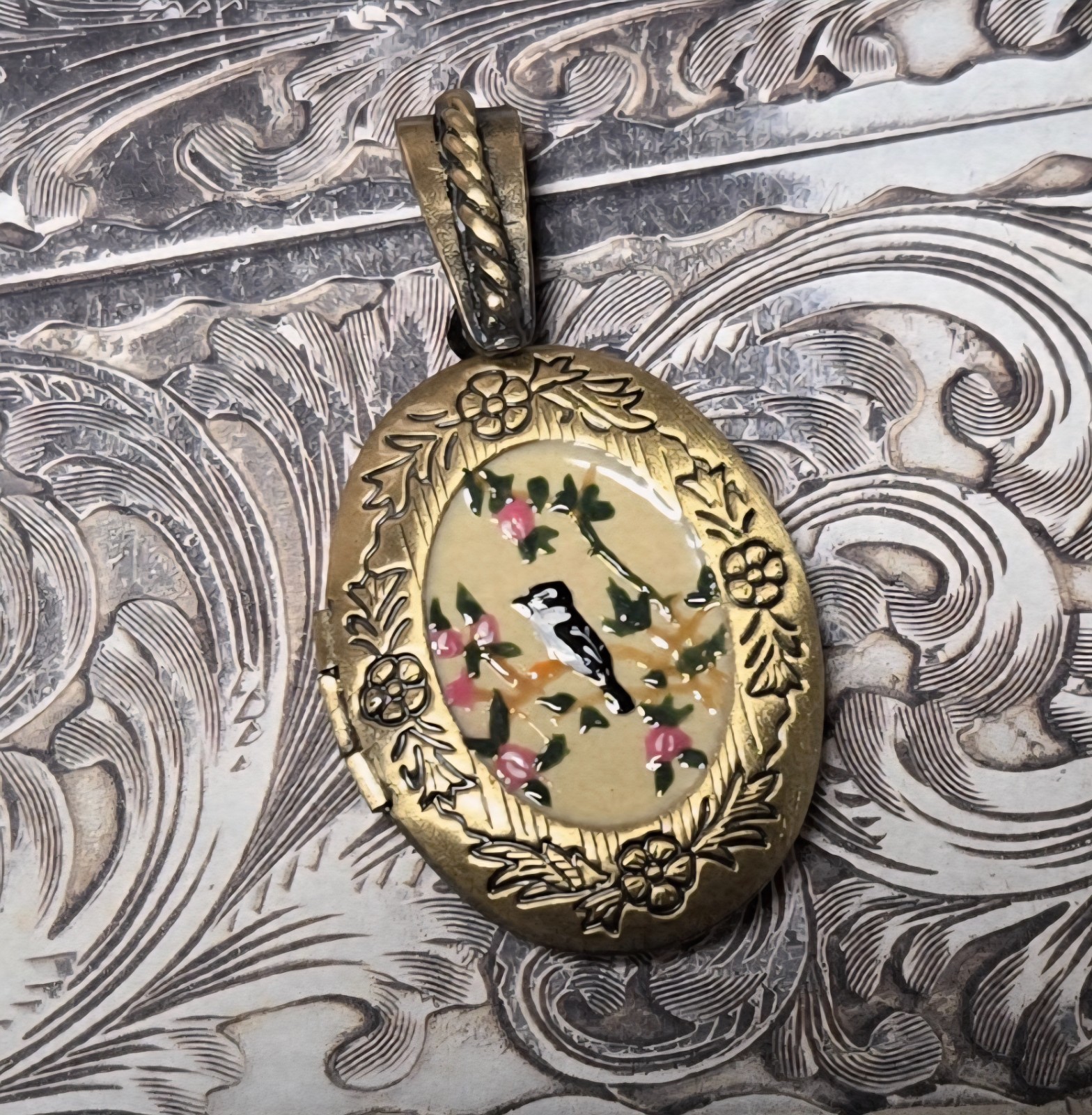 Hand Painted Bird Oval Locket Pendant Vintage Brass Floral Photo Frame Mix 4