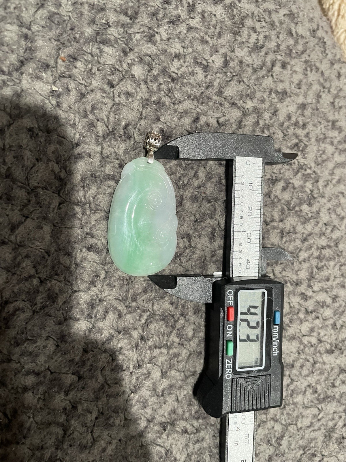 Jade real grade A -Ruyi pendant Drifting Green ( 糯化 如意） 丝绿