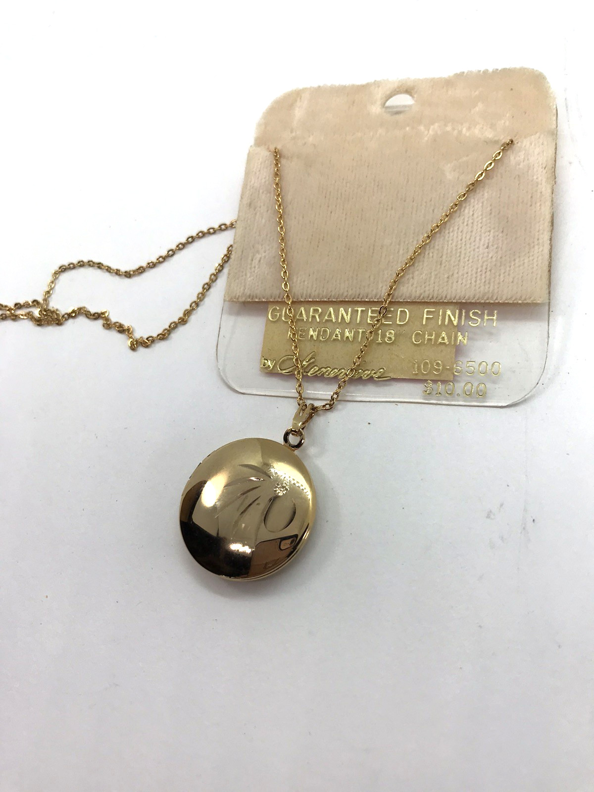 Vintage Gold Tone Photo Locket Necklace Etched Round original card