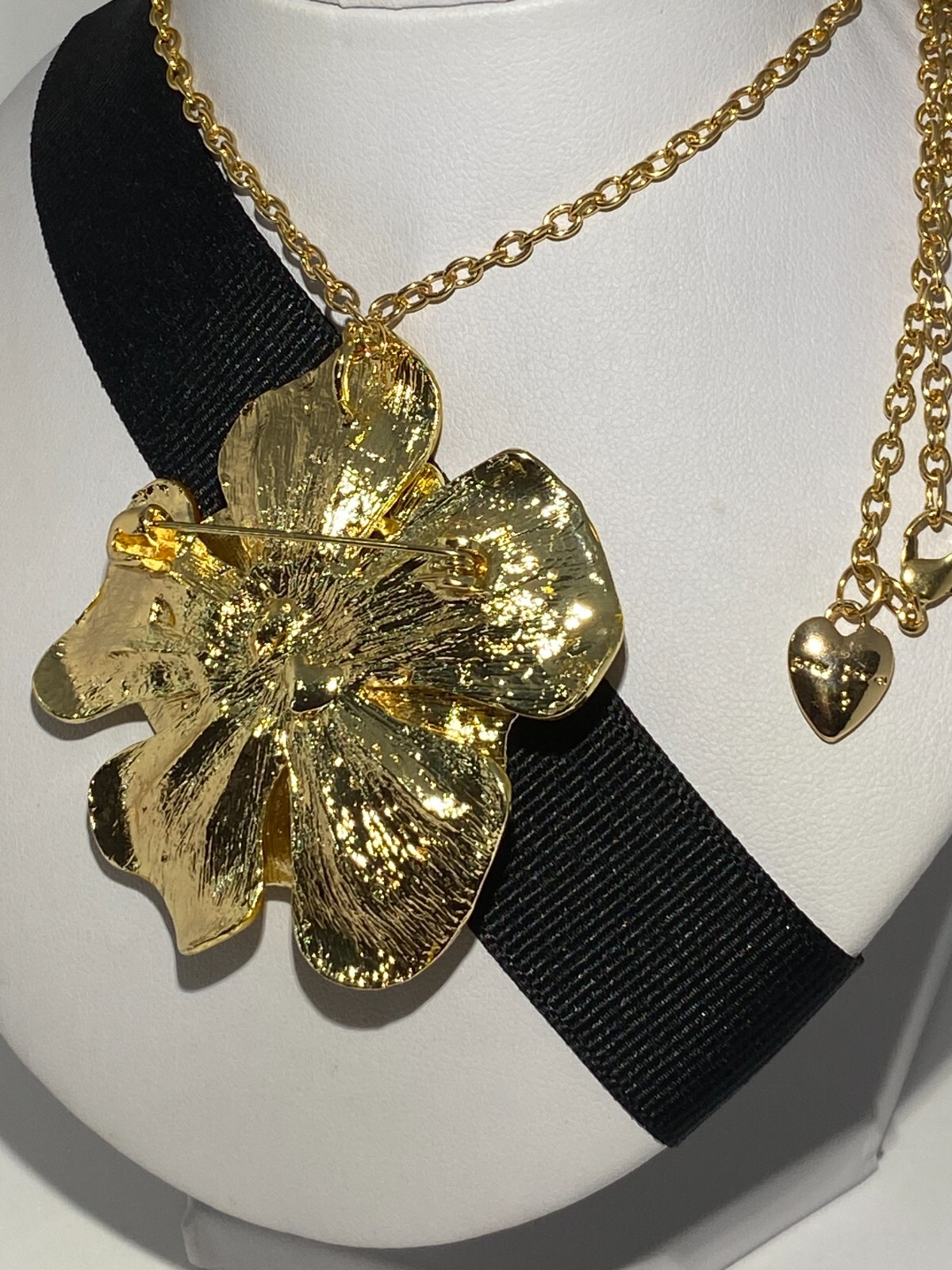 BETSEY JOHNSON LARGE GOLDEN WILD ROSE WITH PEARL CENTER PIN/PENDANT
