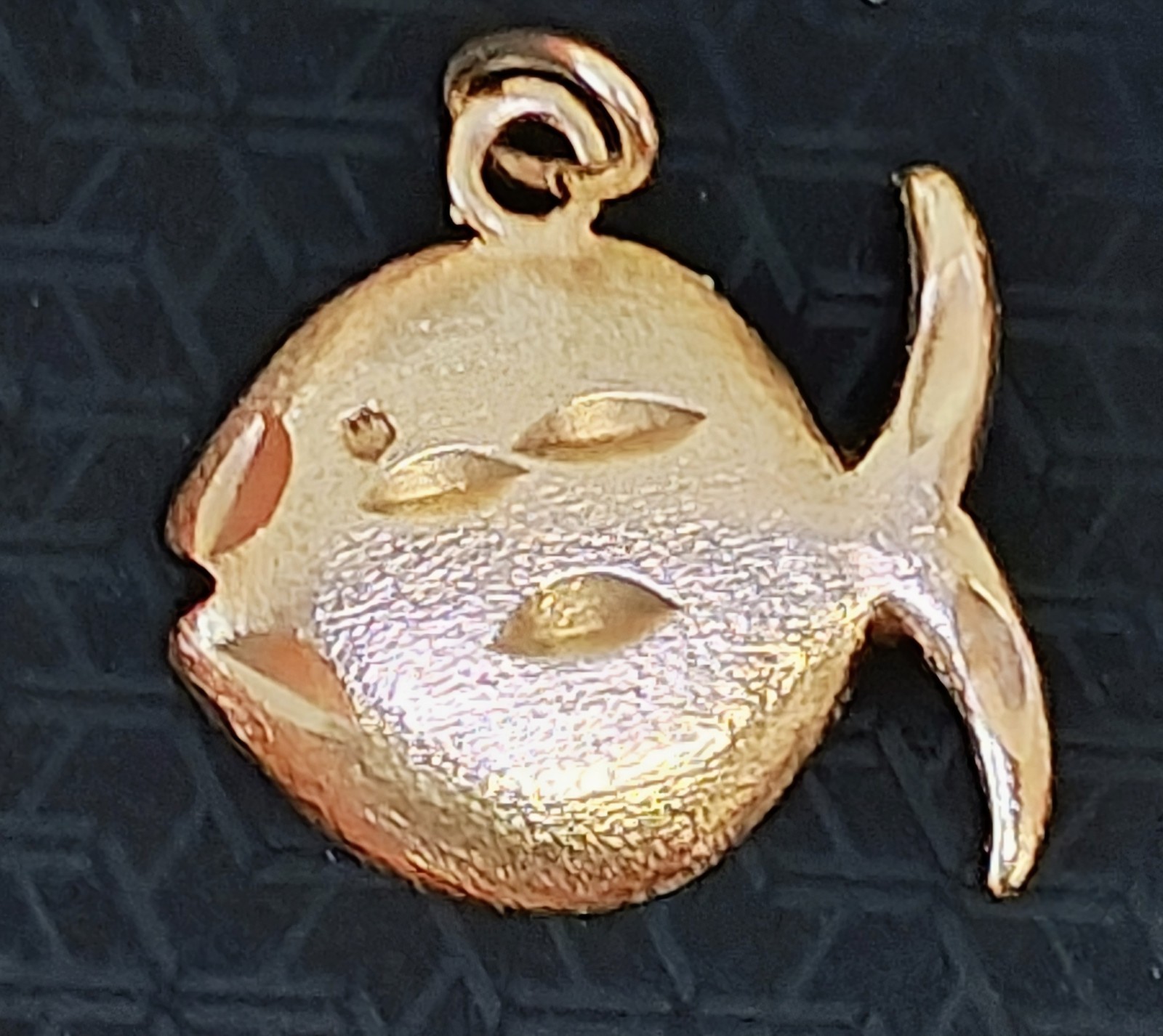 14K Yellow Gold Fish Pendant Charm 2.1 Grams Solid Textured Fine Estate Jewelry