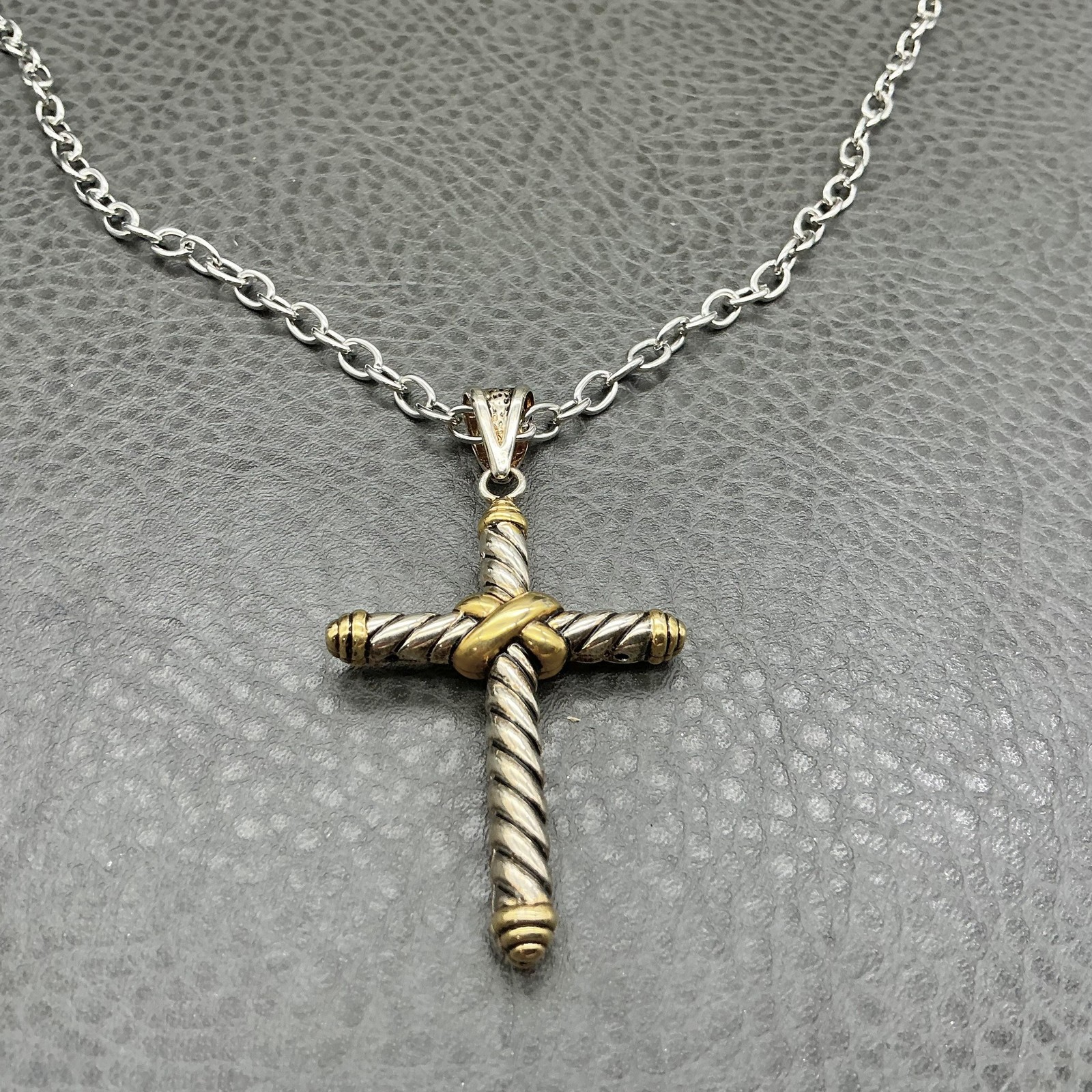 Silver Gold Tone Cross Pendant Necklace 22 In Lobster Clasp Womens Religious
