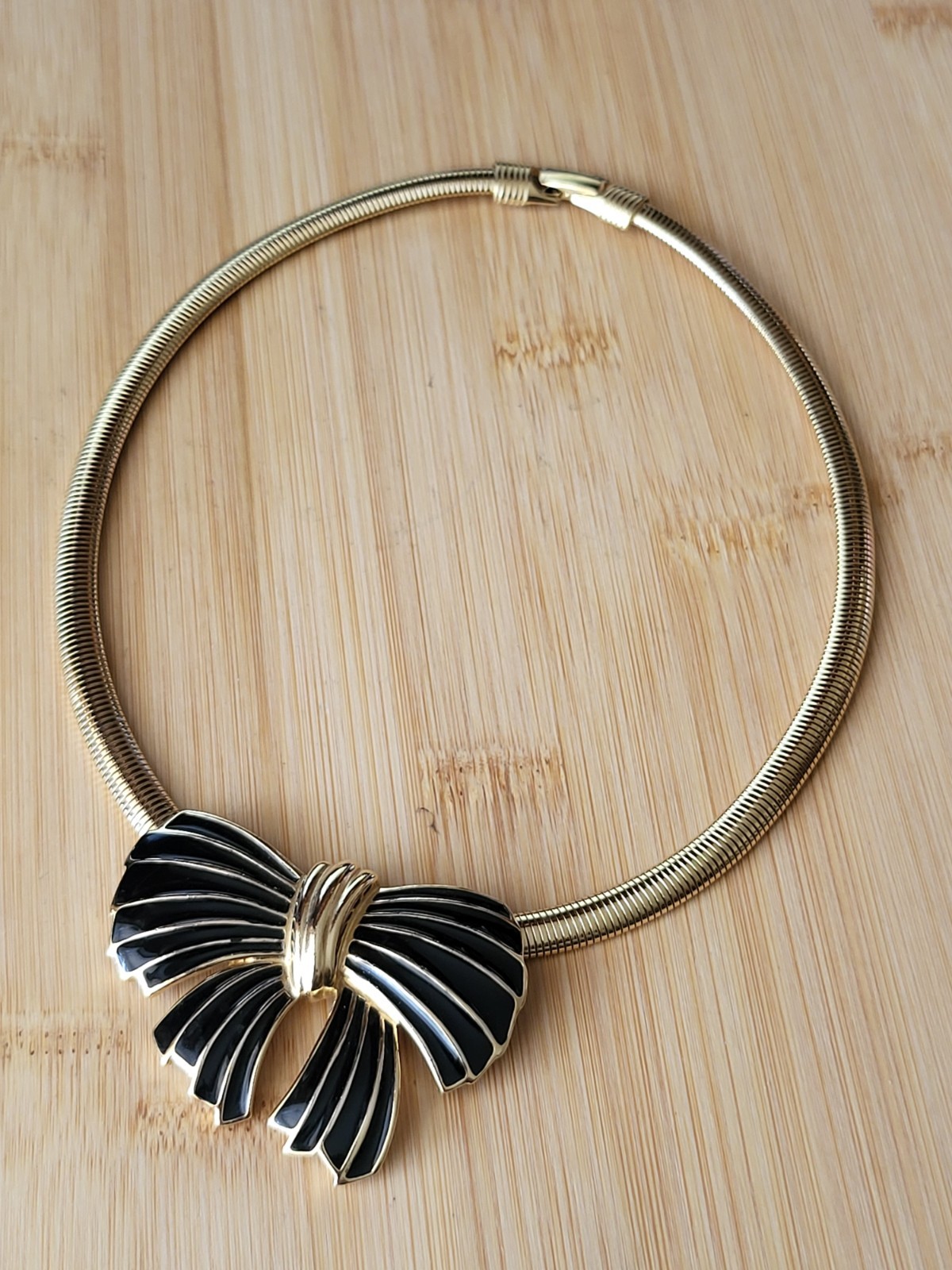 Vtg Trifari Gold Tone Black Enamel Bow Statement Necklace 17-3/4″