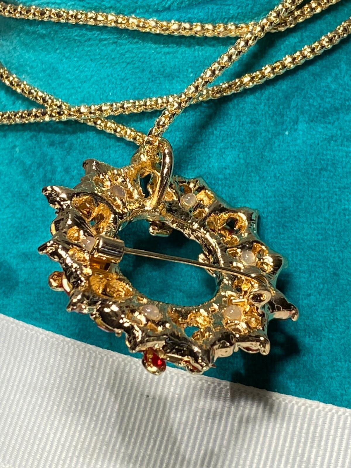 BETSEY JOHNSON MULTI COLOR CRYSTAL ROUND FLORAL GOLD PIN/PENDANT