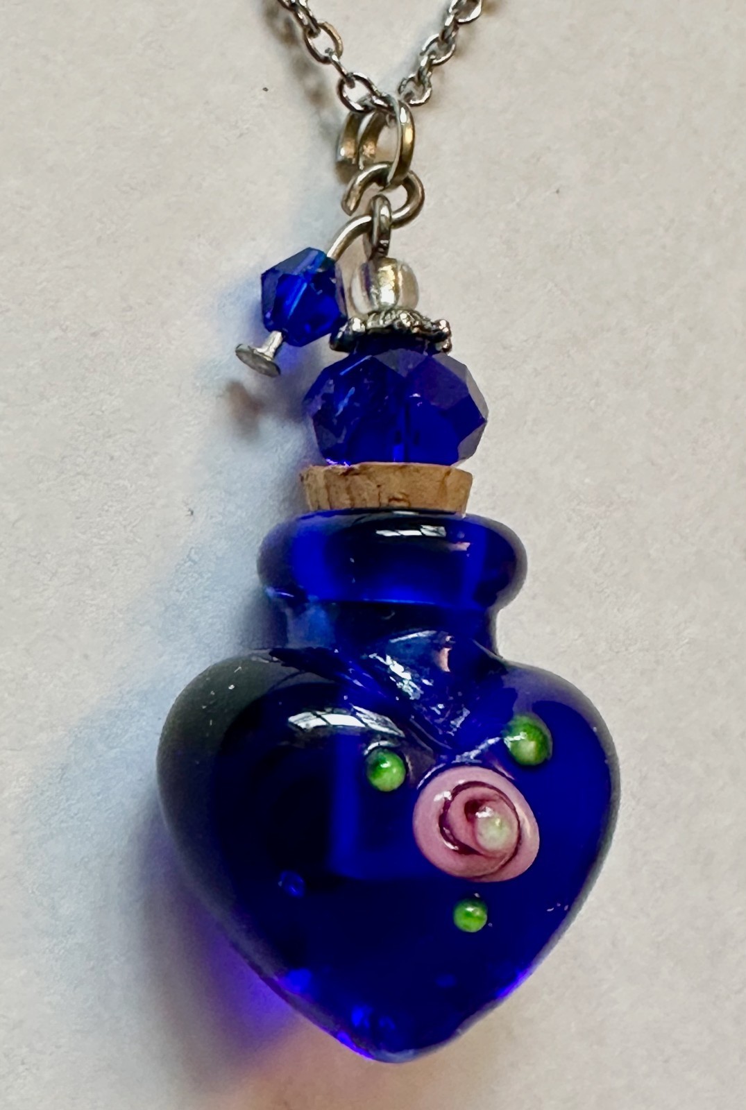 VASE URN CORK & TOPPER BLUE GLASS FLOWER PENDANT 1 1/2″ NECKLACE 24″ STEEL READ