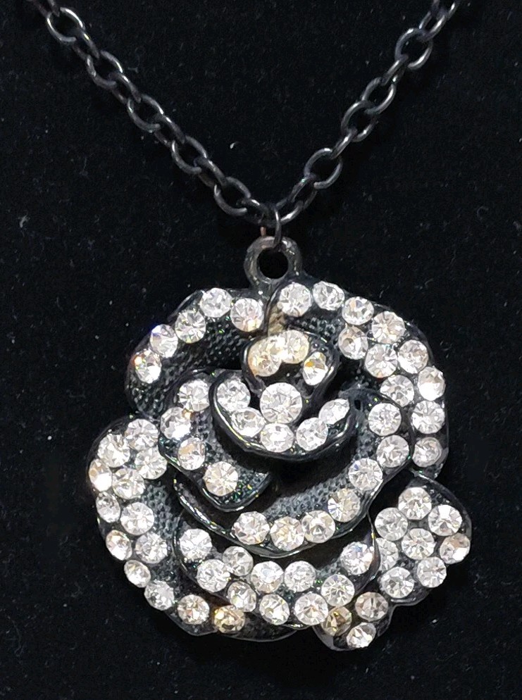 26 Inch Black With White Rhinestone Flower Bloom Necklace D8