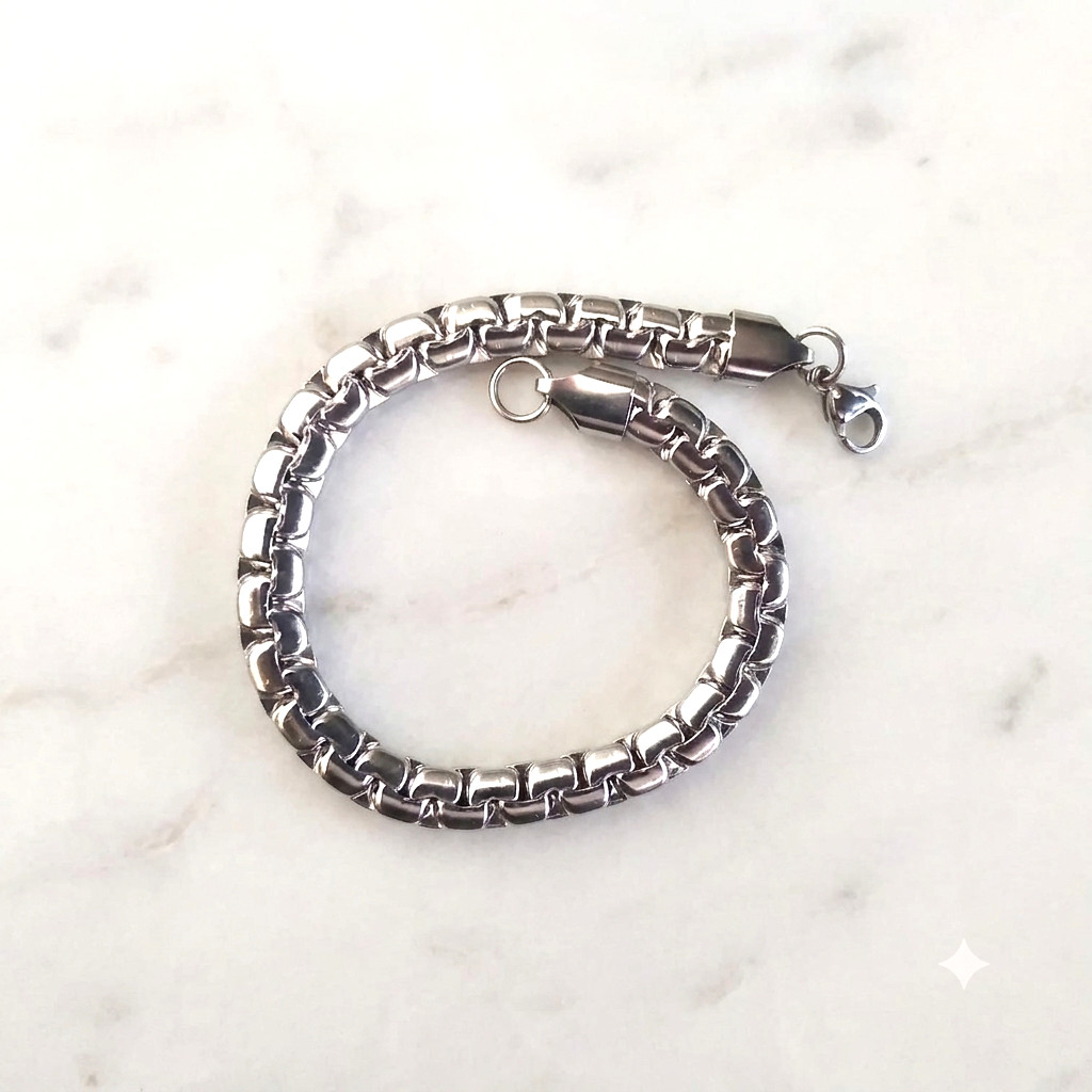 New Unisex Stainless Steel Chain Necklace Silver Featuring a oval-link design
