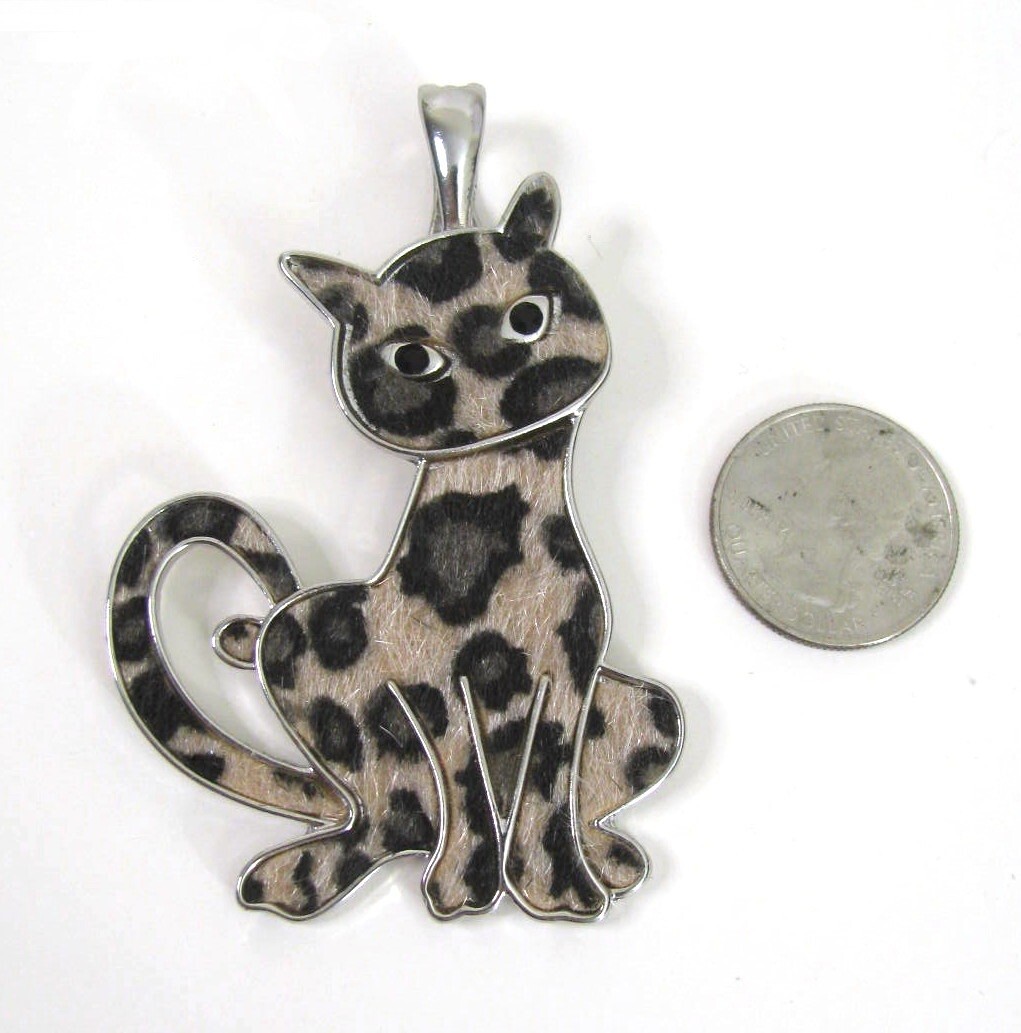 Roman RMN Large Neclakce Pendant Silver Hair Cat Magnetic Closure Brown Kitty 3″