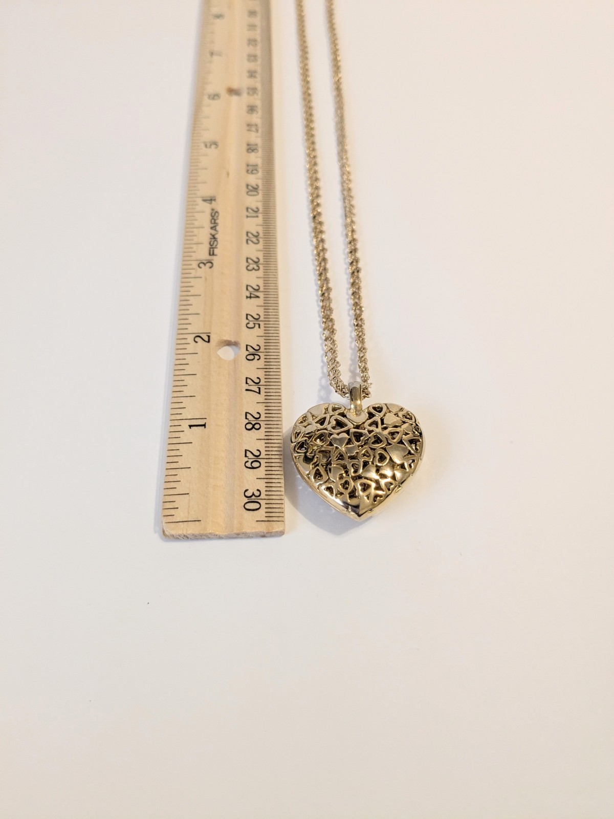 Perforated Heart Pendant Gold Tone Oval Link Necklace. 18″. Modern.