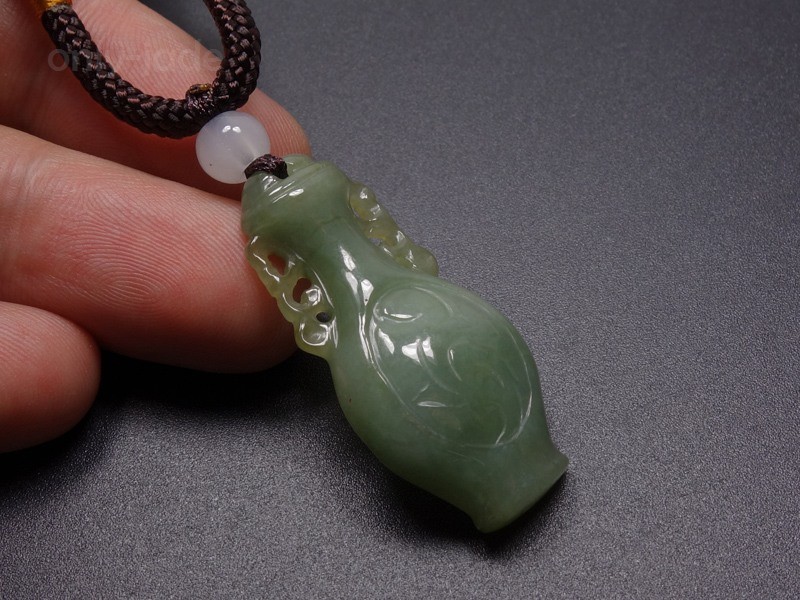 Certified Grade A 100% Natural Green Jade Jadeite Pendant Hand-carved Vase Z1071