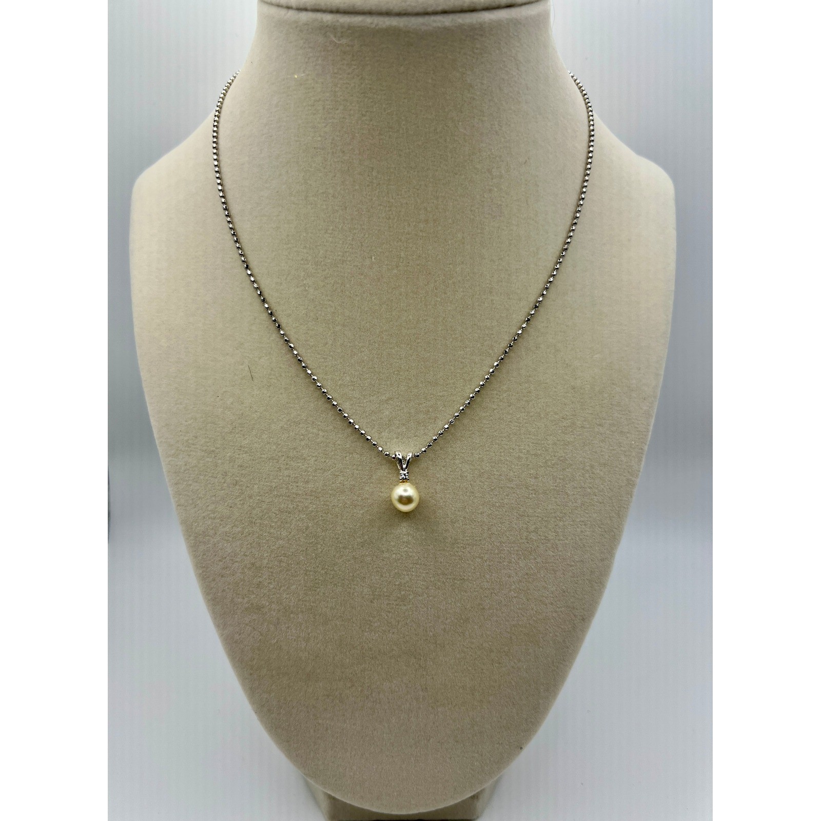 Roman Pearl Pendant Necklace 18 Inch Silver Tone Cream Classic RMN Stamped