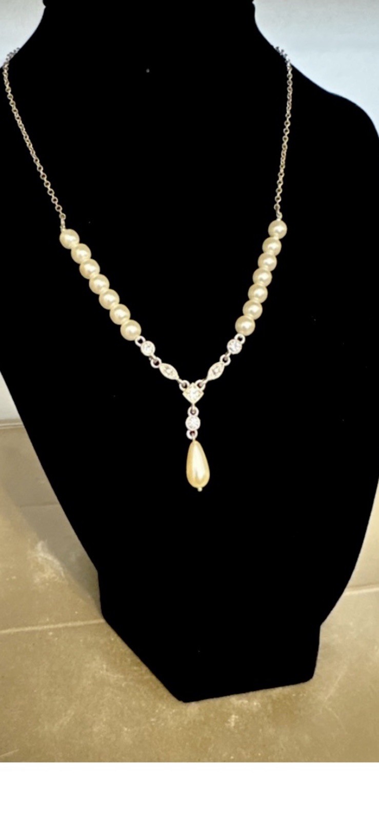 Elegant Vintage Imitation Pearl Teardrop Pendant Necklace w/ Rhinestones