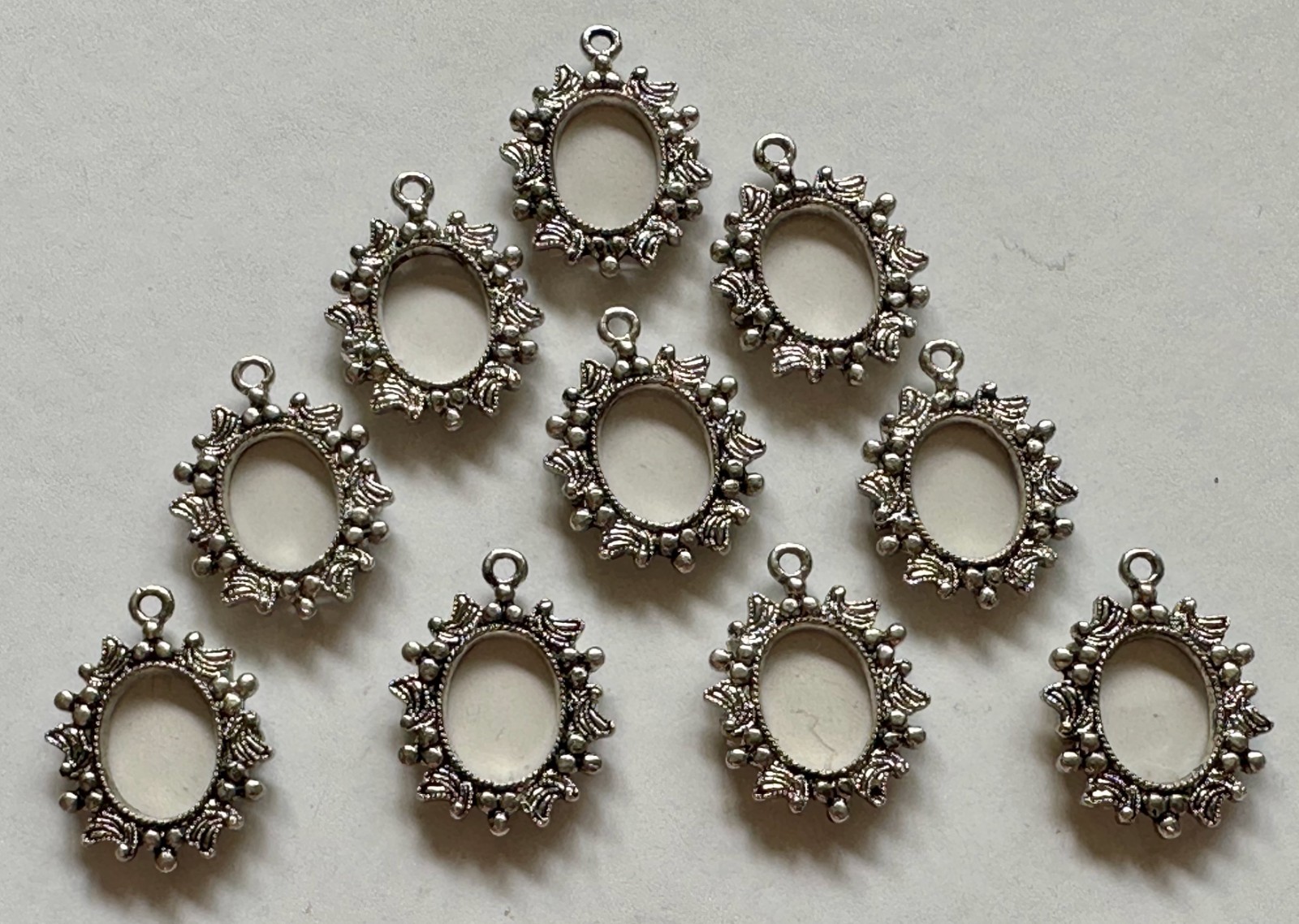 10 photograph FRAMES OVAL SILVER TONE CHARMS PENDANTS 10X15MM SPACE for PHOTOS