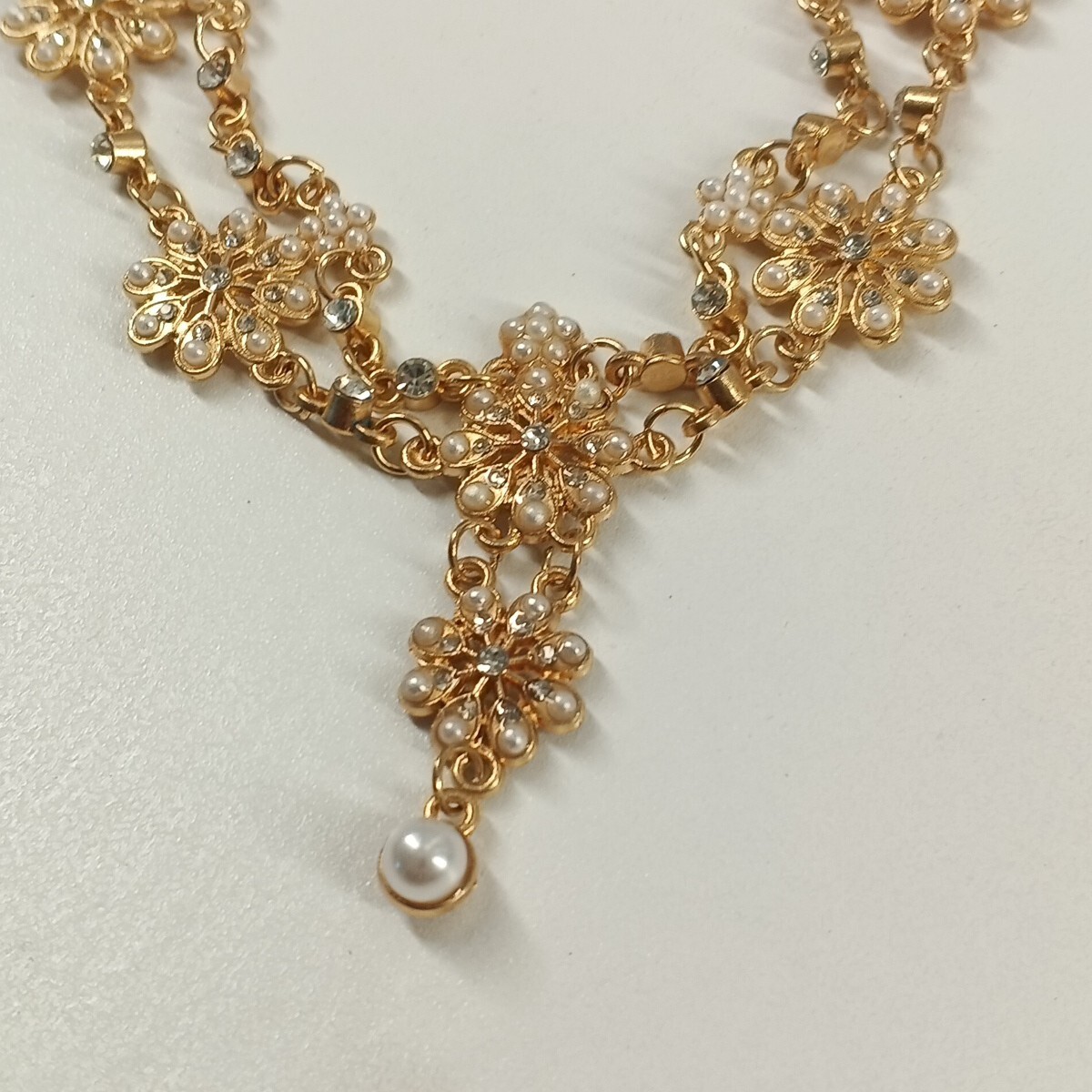 Women’s Floral Rhinestone Necklace One Size Elastic Brass Plated