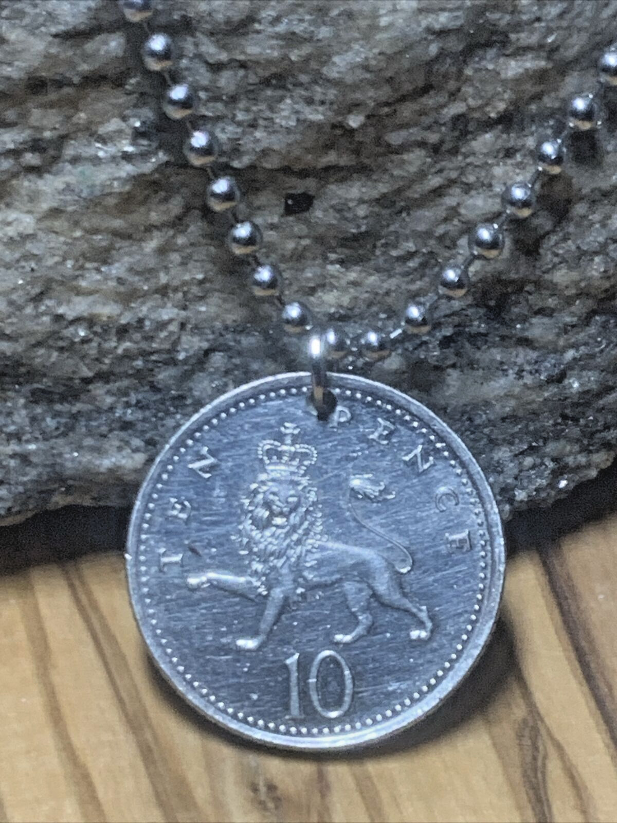 2000 England United Kingdom 10 Pence Coin Pendant English lions London. A1