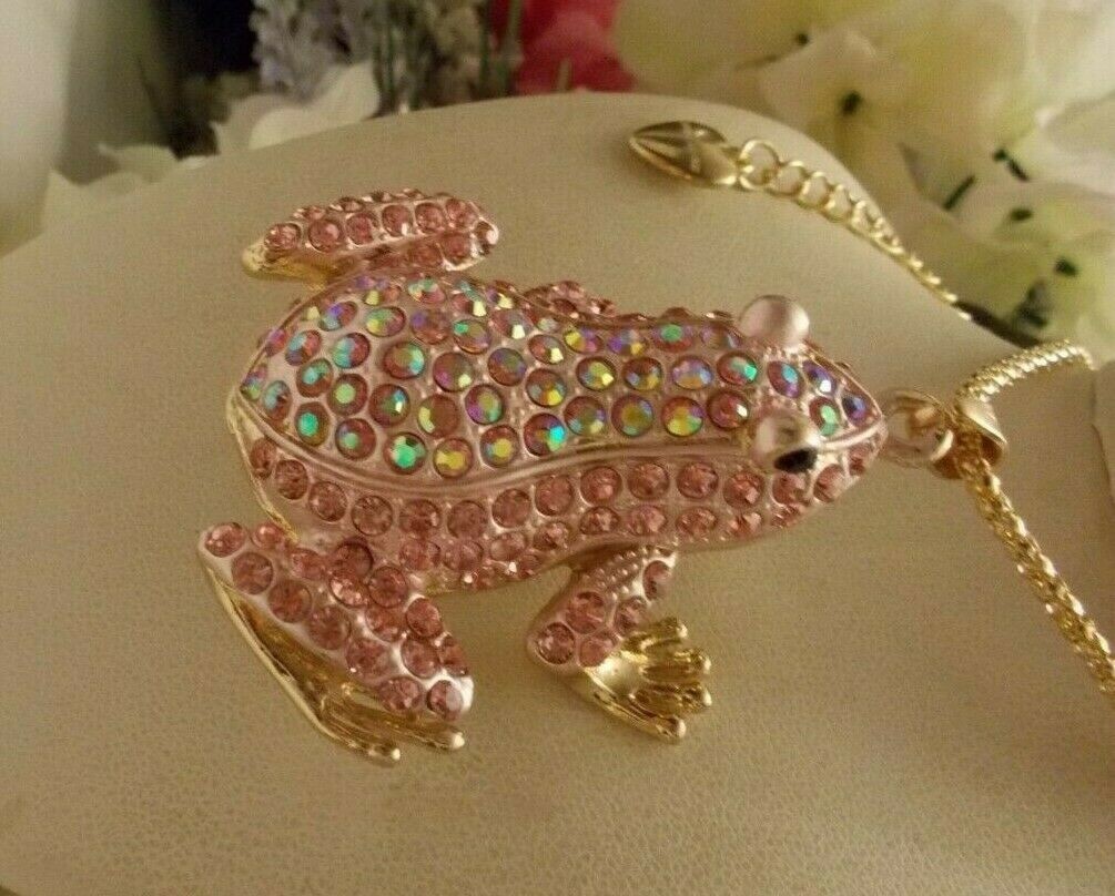 BETSEY JOHNSON ADORABLE PINK CRYSTAL INLAY FROG PENDANT CHAIN NECKLACE