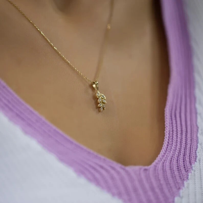 1Ct Round Cut Simulated Diamond Women’s Leaf Pendant In 14K Yellow Gold Plated