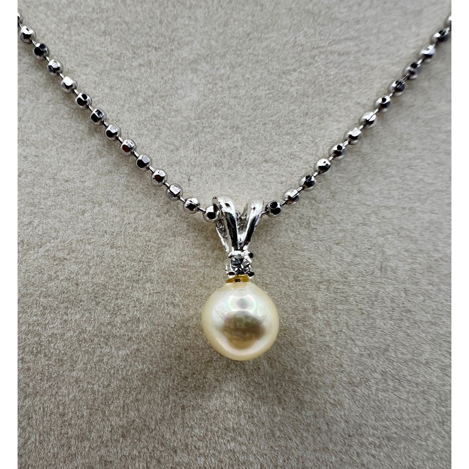 Roman Pearl Pendant Necklace 18 Inch Silver Tone Cream Classic RMN Stamped