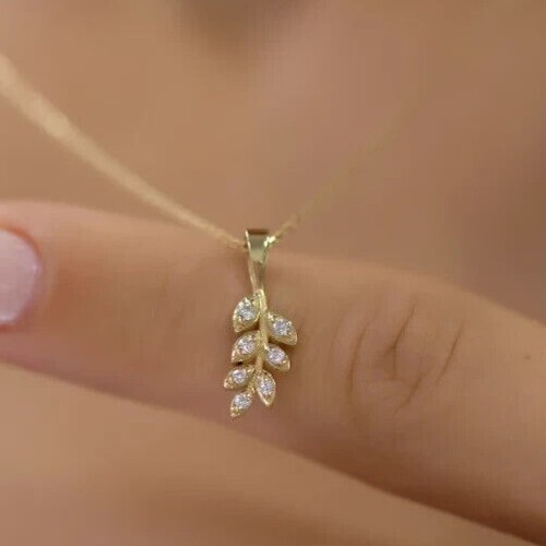 1Ct Round Cut Simulated Diamond Women’s Leaf Pendant In 14K Yellow Gold Plated