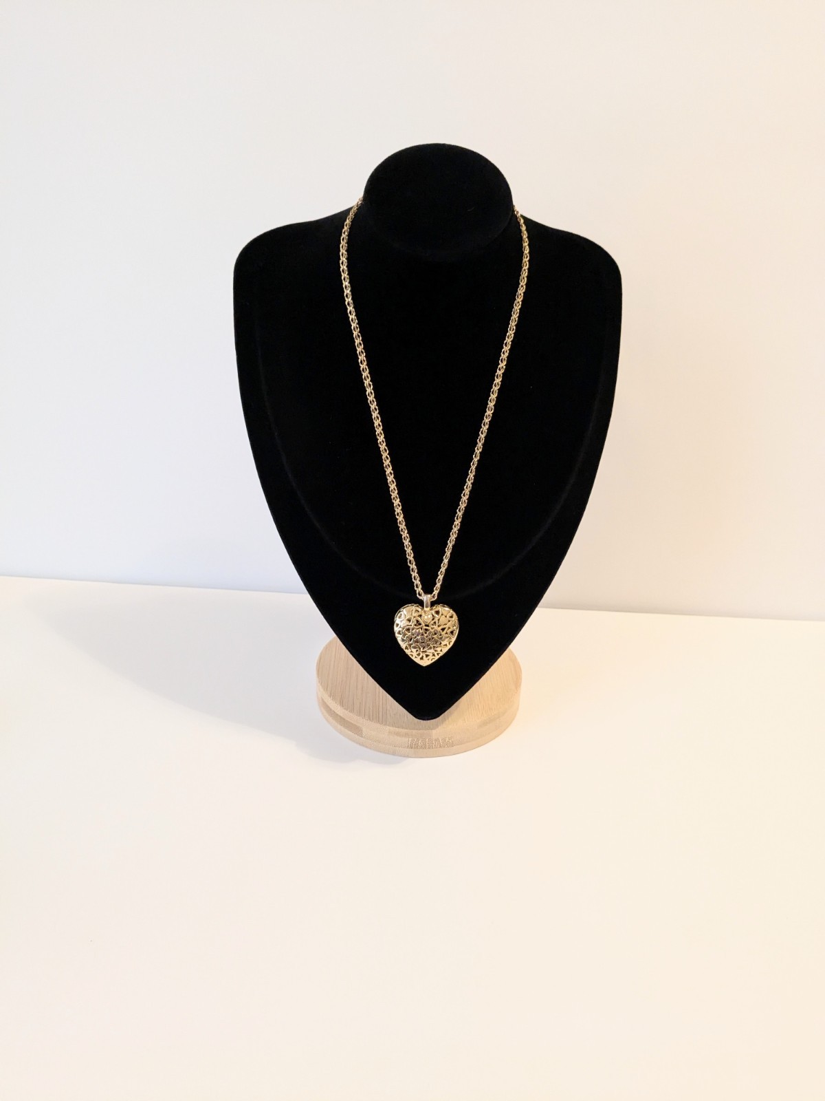 Perforated Heart Pendant Gold Tone Oval Link Necklace. 18″. Modern.