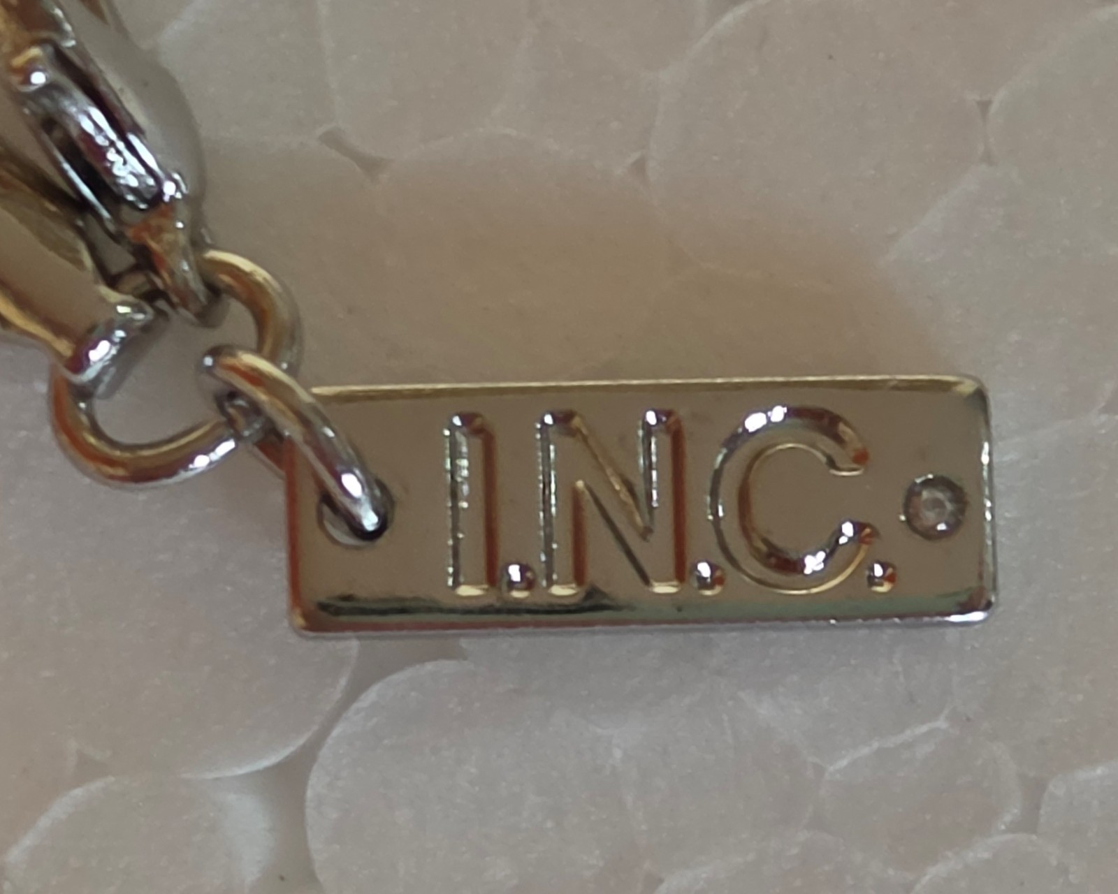 I.N.C 15″ in Silver Chainlink w/ 2.5′ x 1.5″ Silver Egg Shape Pendant Necklace